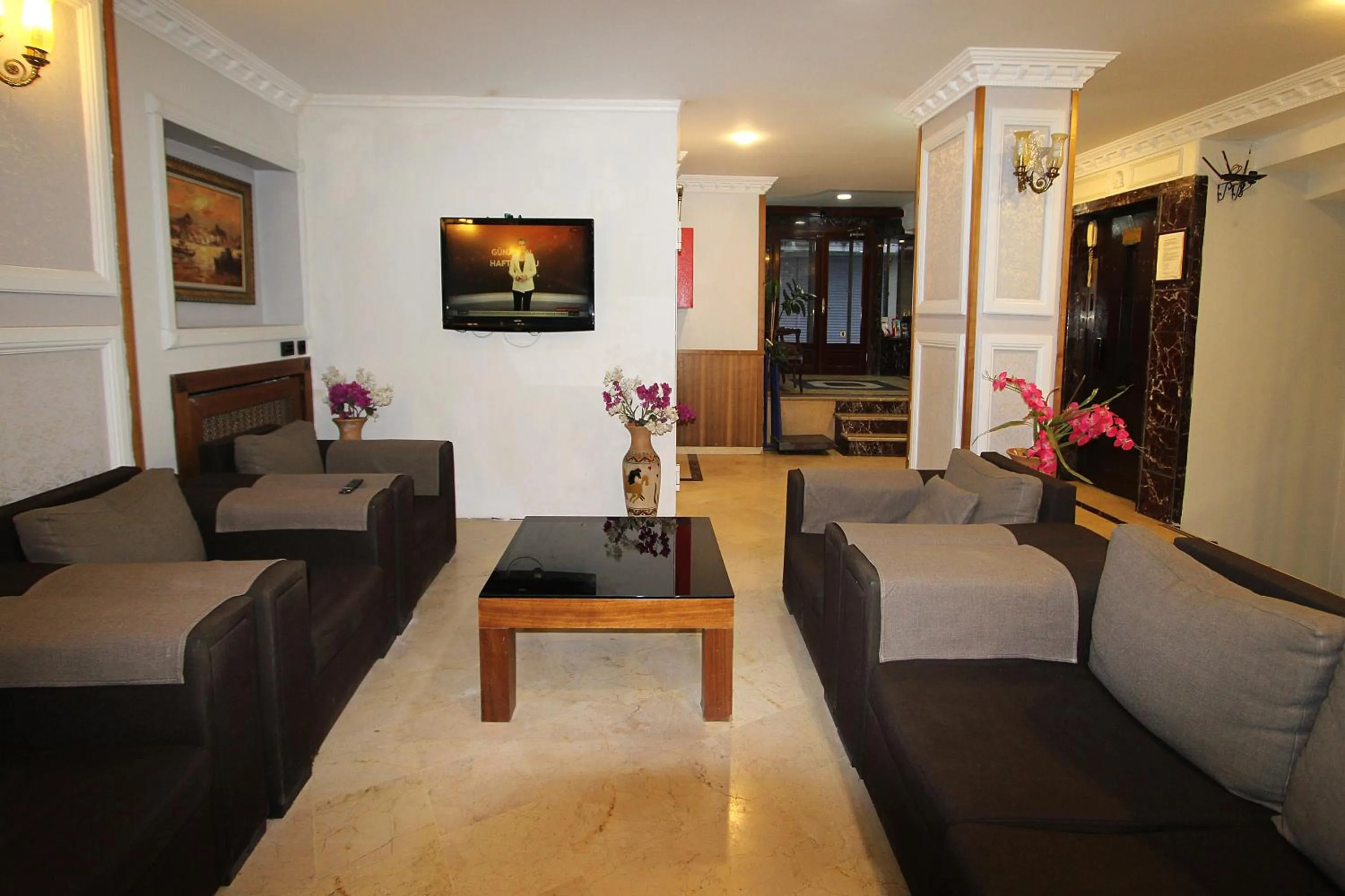 Seating area in Lyon Hotel İstanbul