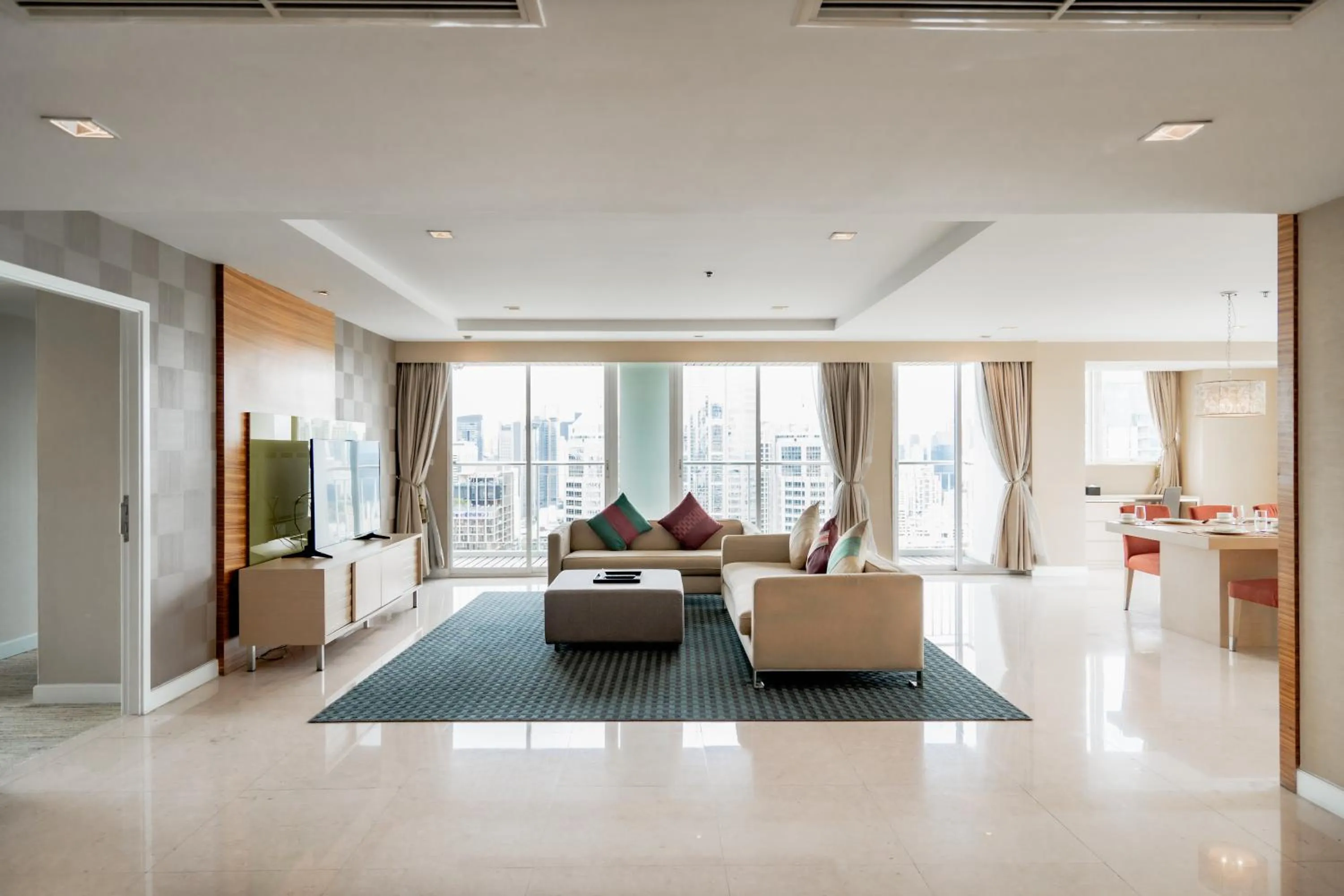 TV and multimedia in Urbana Langsuan Hotel