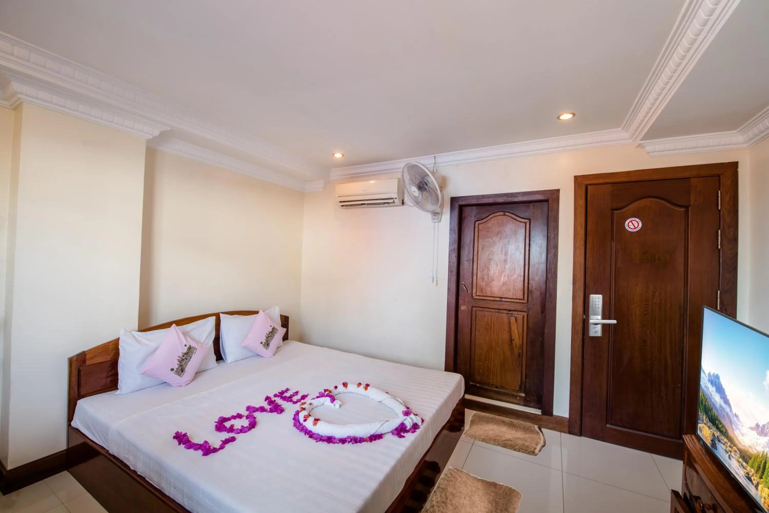 Bed in Seng Hout Hotel