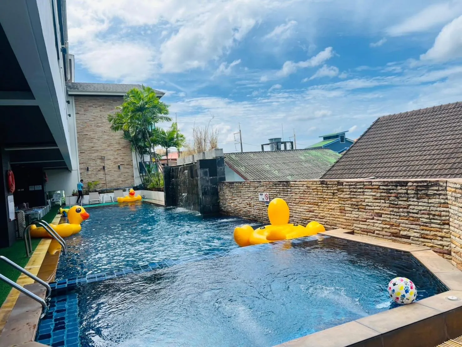 Swimming pool in Baramee Resortel