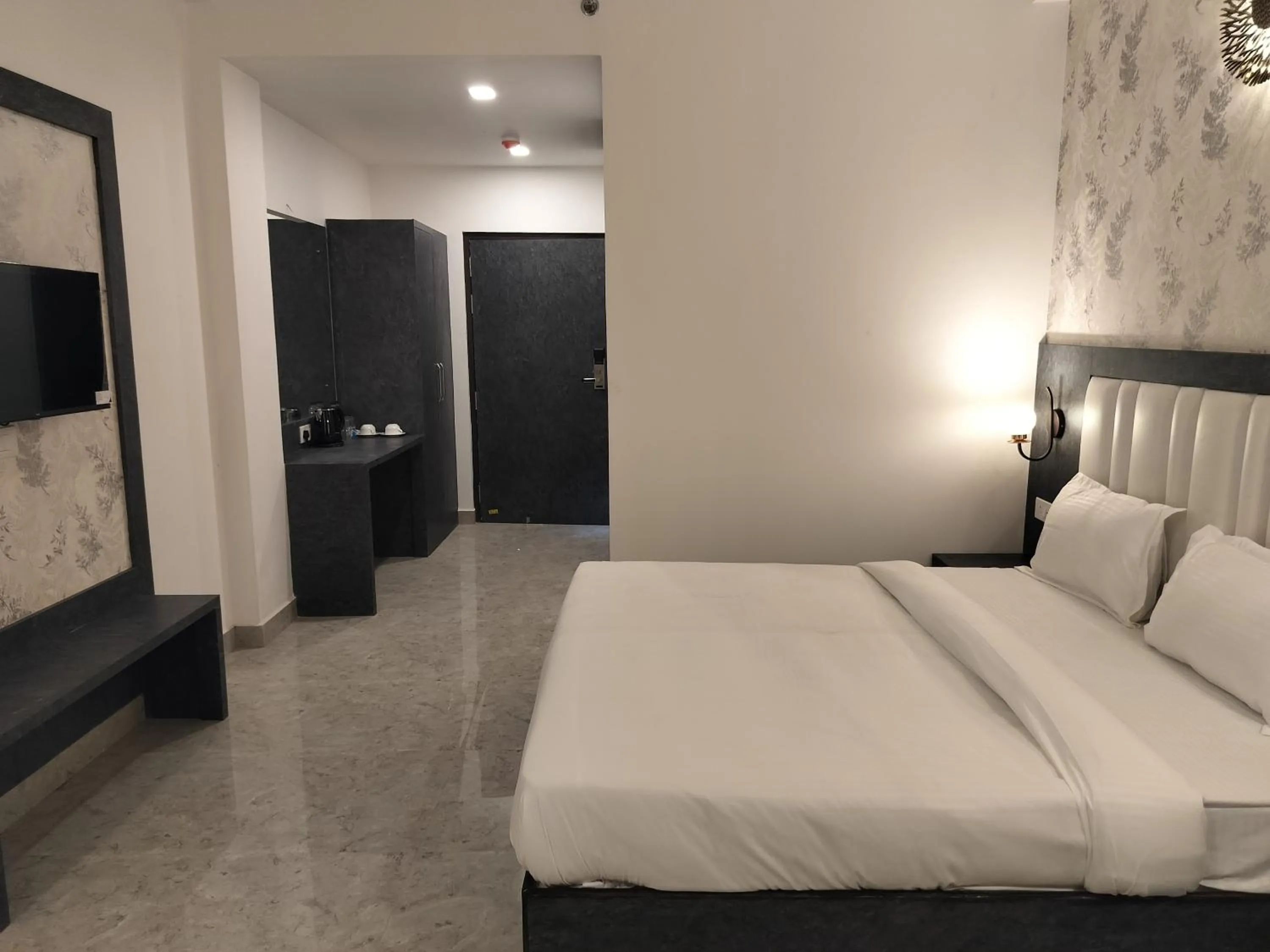 Basic Deluxe Room in Hotel Varanasi Inn