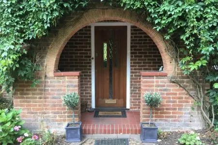 Facade/entrance in Westleigh