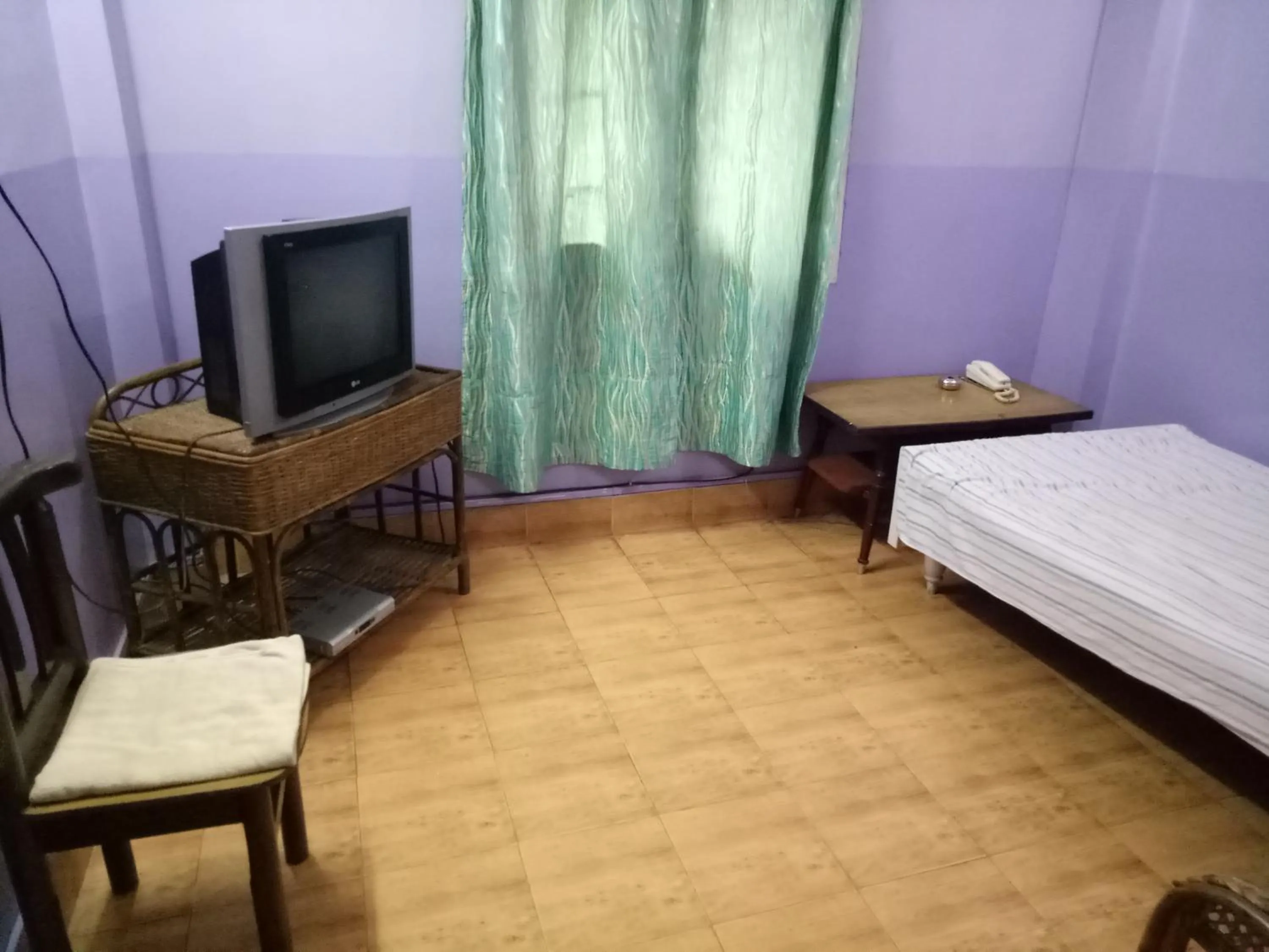 Communal lounge/ TV room, Bed in Hotel Kameng