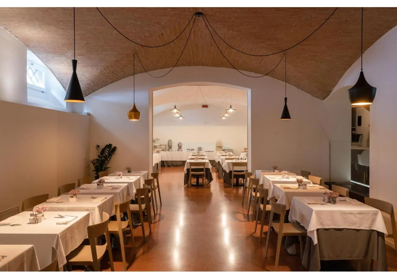 Restaurant/places to eat in Phi Hotel Canalgrande