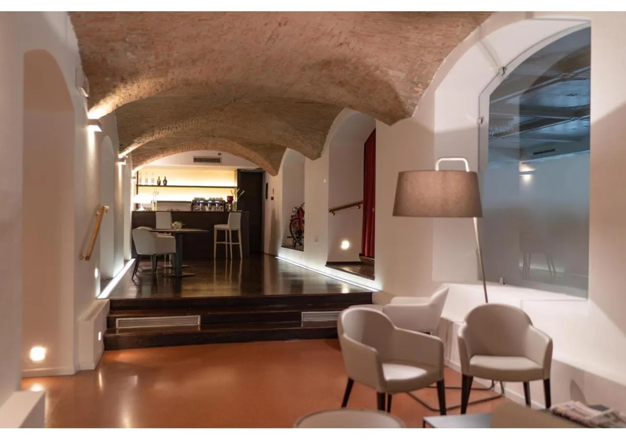 Restaurant/places to eat in Phi Hotel Canalgrande