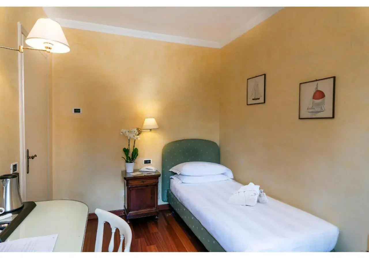 Classic Triple Room in Phi Hotel Canalgrande Classic Triple Room in Phi Hotel Canalgrande