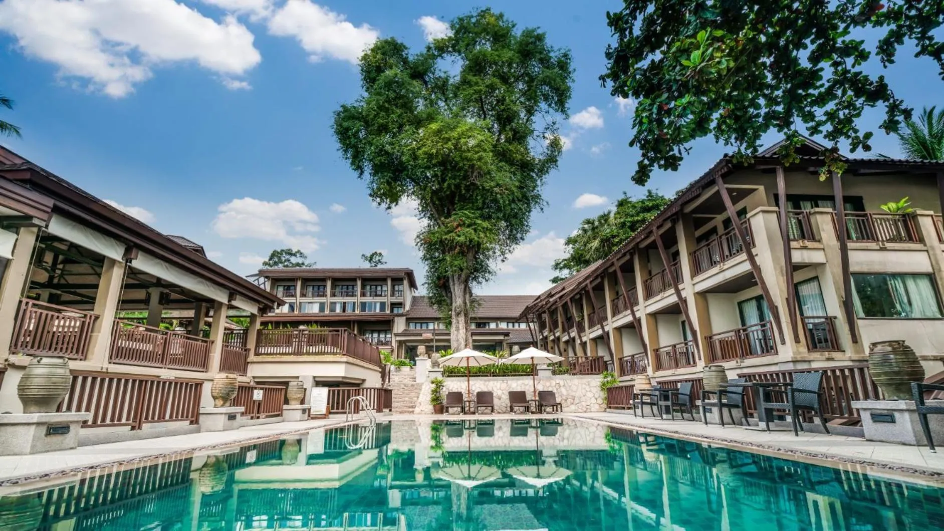 Swimming pool in Impiana Beachfront Resort Chaweng Noi, Koh Samui