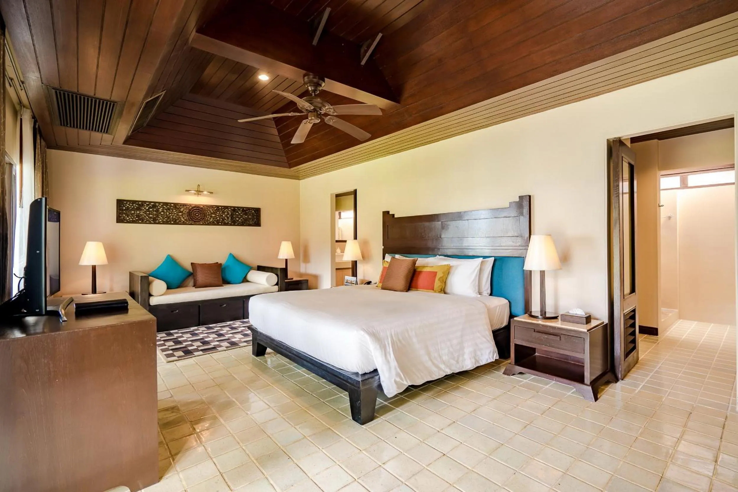 Bed in Impiana Beachfront Resort Chaweng Noi, Koh Samui