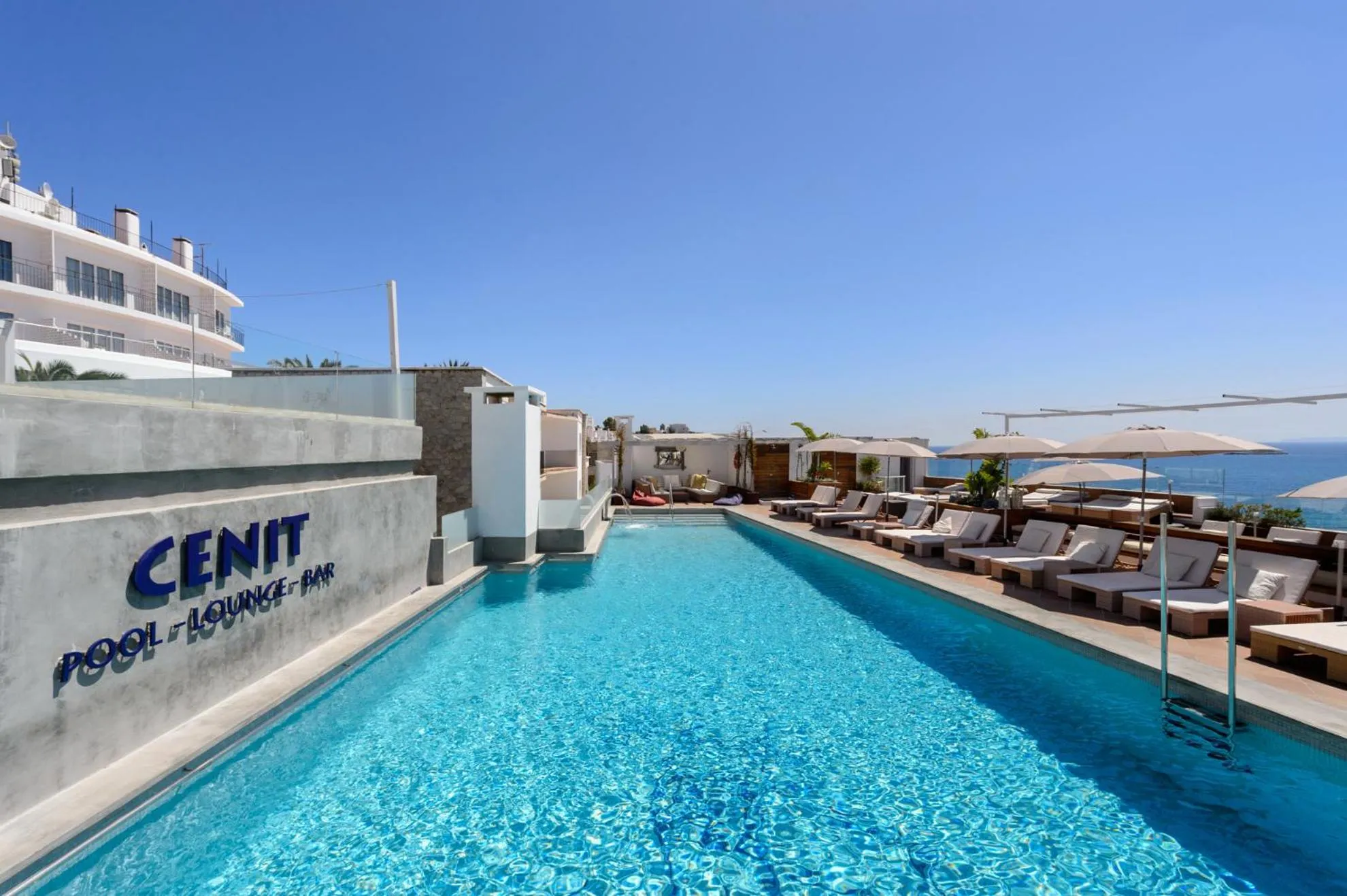 Swimming pool in Hotel Cenit & Apts Sol y Viento