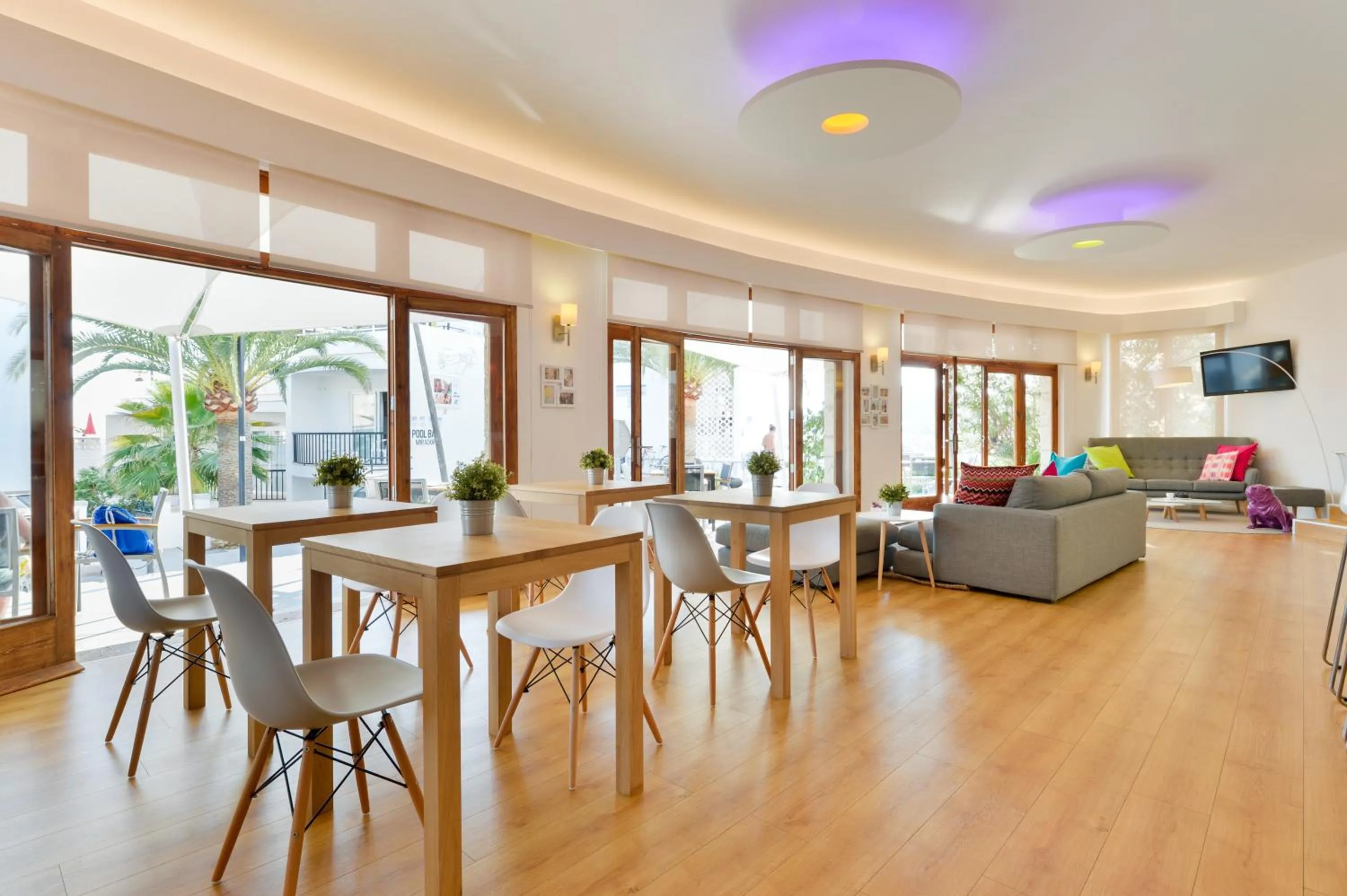 Lounge or bar in Hotel Cenit & Apts Sol y Viento