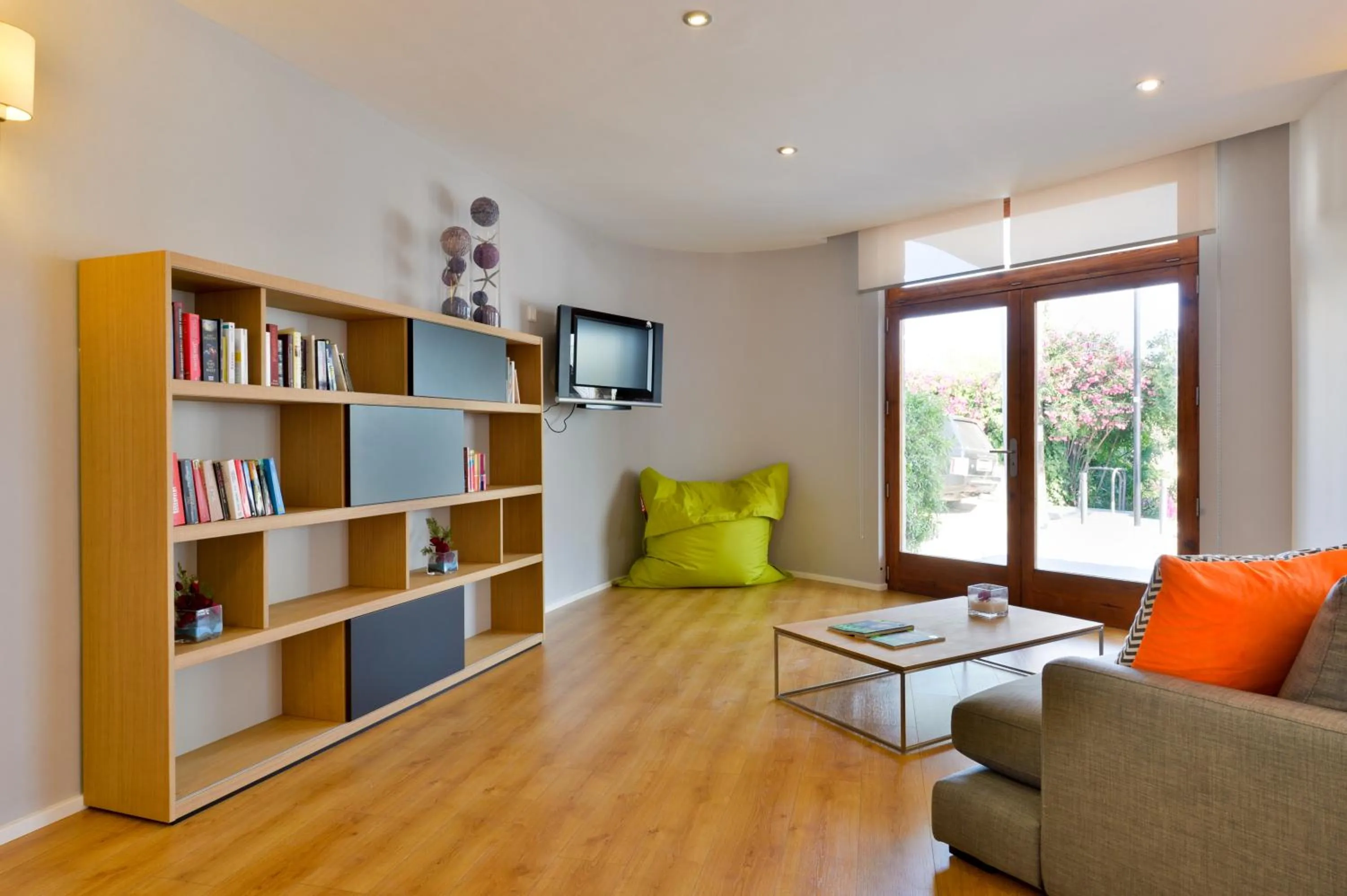 Communal lounge/ TV room in Hotel Cenit & Apts Sol y Viento