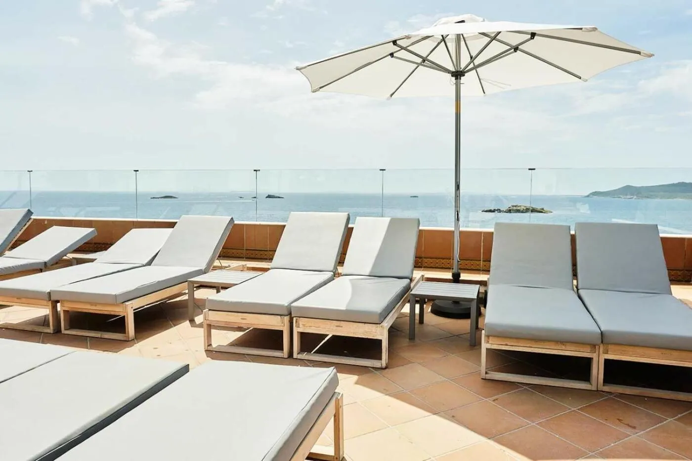 Swimming pool in Hotel Cenit & Apts Sol y Viento