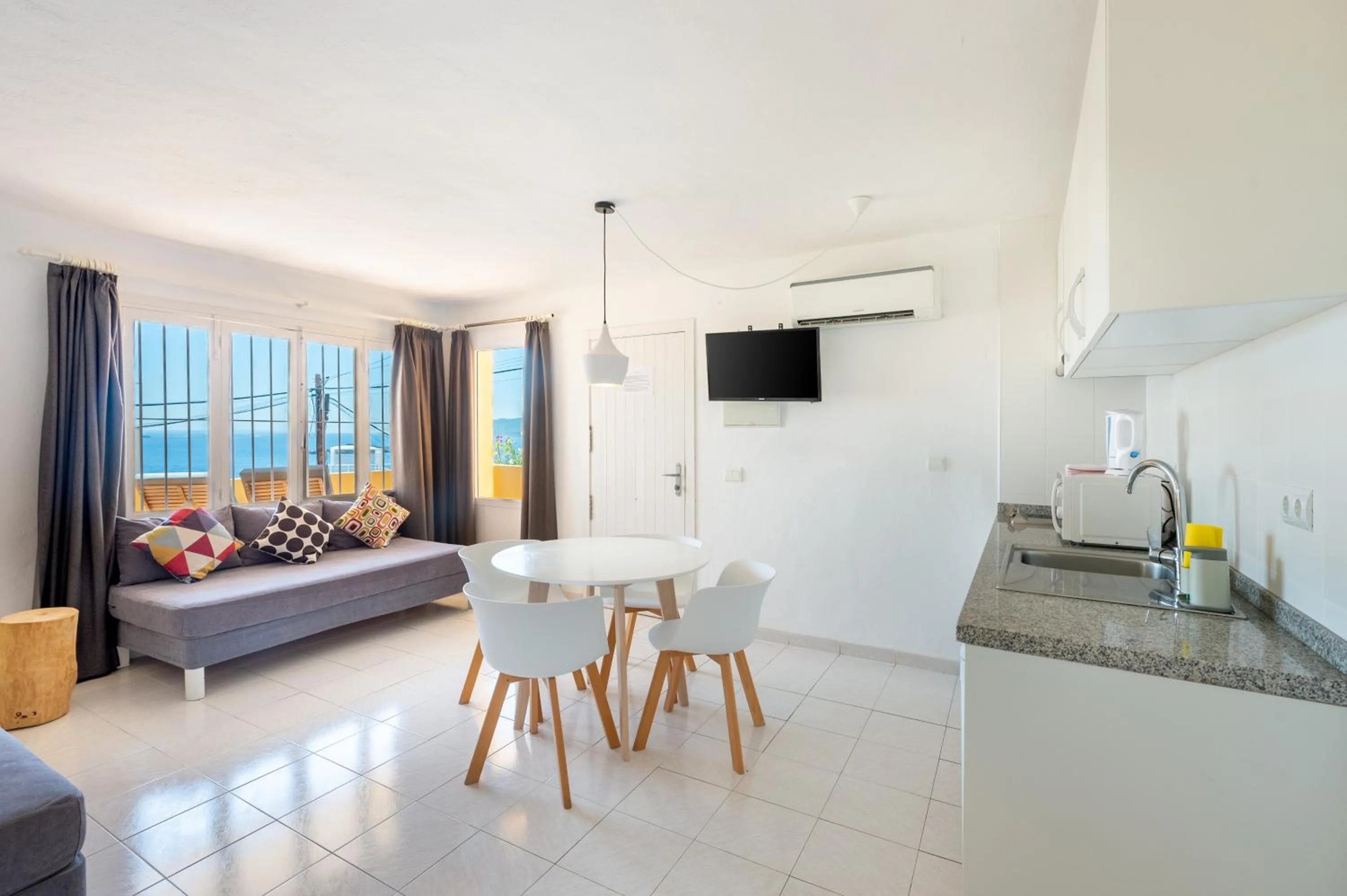 Communal lounge/ TV room in Hotel Cenit & Apts Sol y Viento