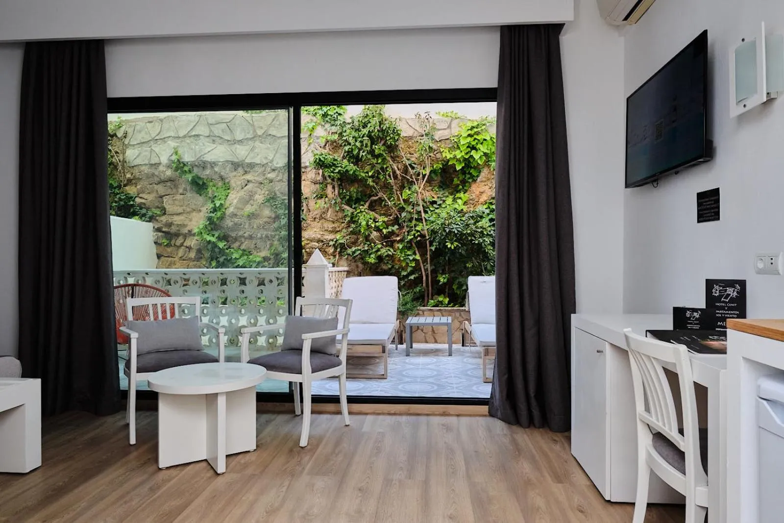 Patio in Hotel Cenit & Apts Sol y Viento