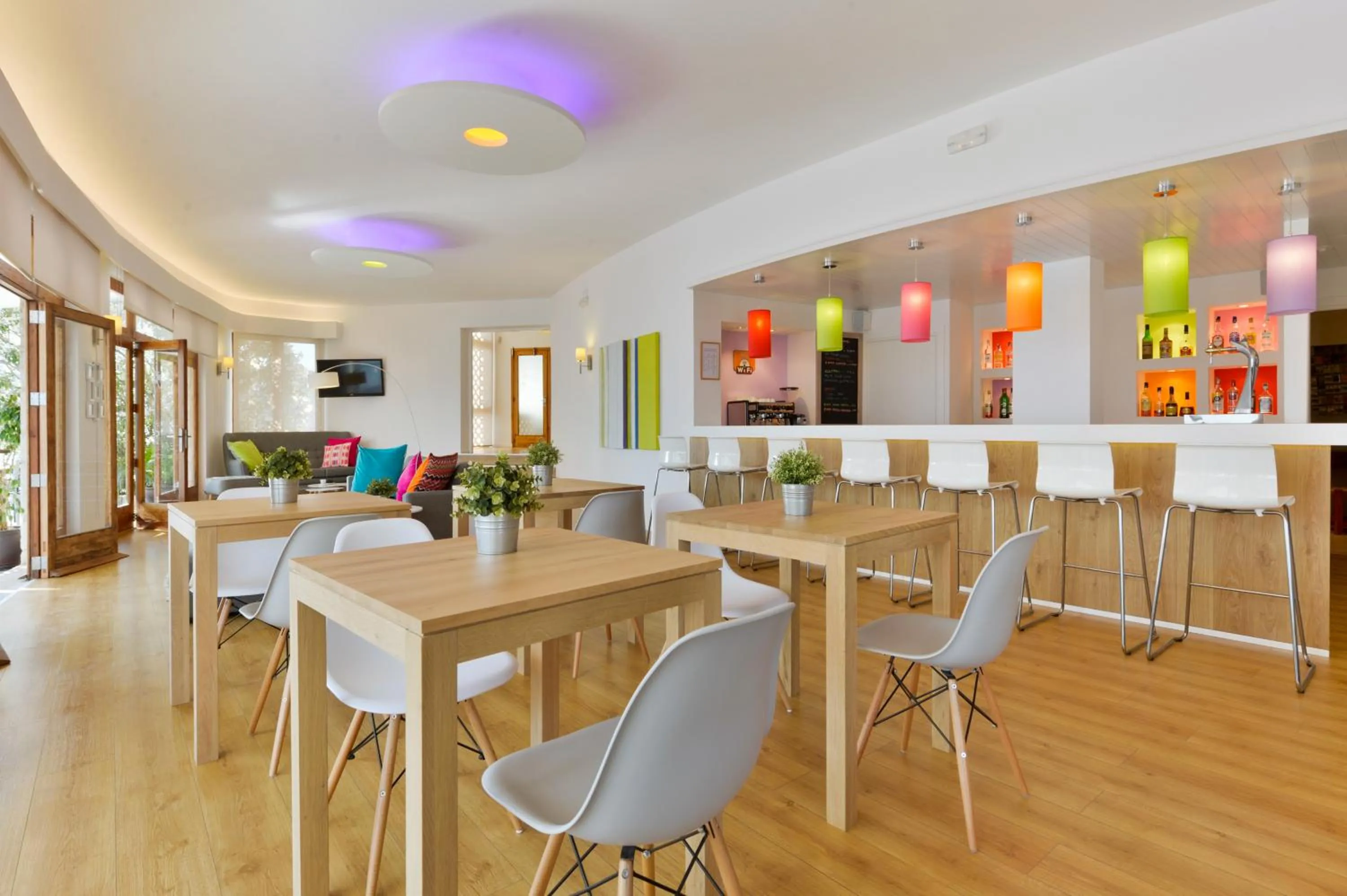 Lounge or bar in Hotel Cenit & Apts Sol y Viento