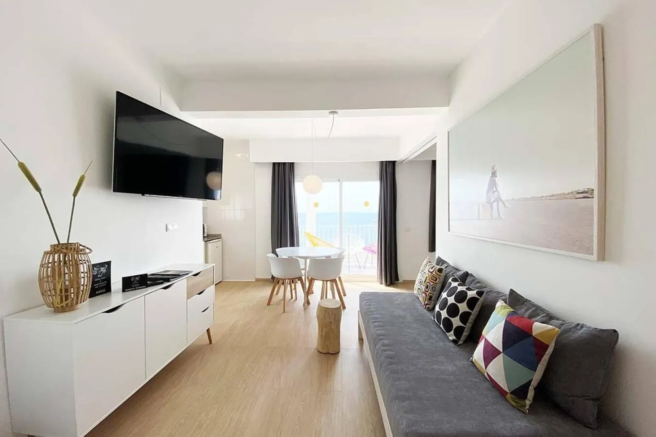 Communal lounge/ TV room in Hotel Cenit & Apts Sol y Viento