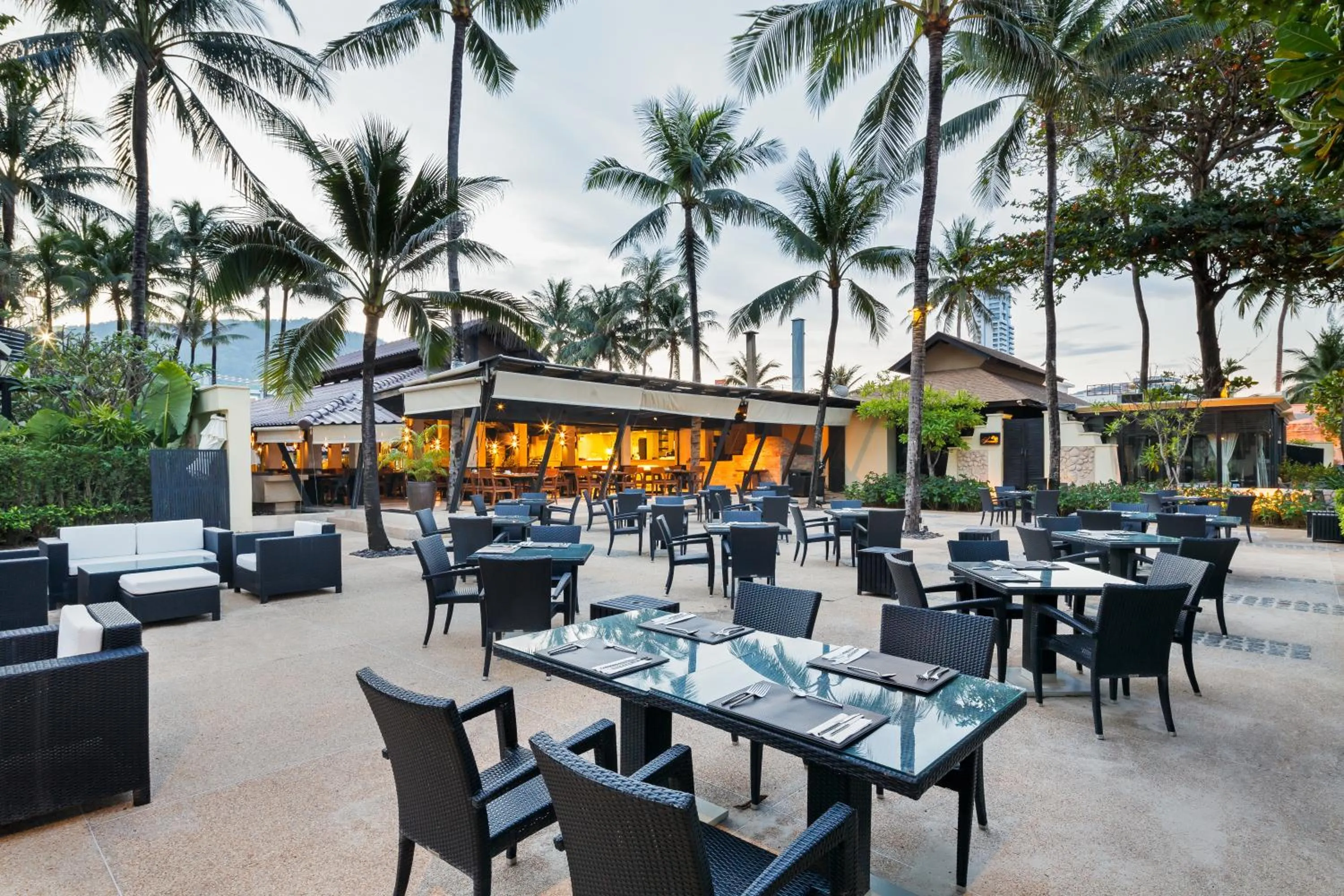 Restaurant/places to eat in Impiana Beachfront Resort Patong, Phuket