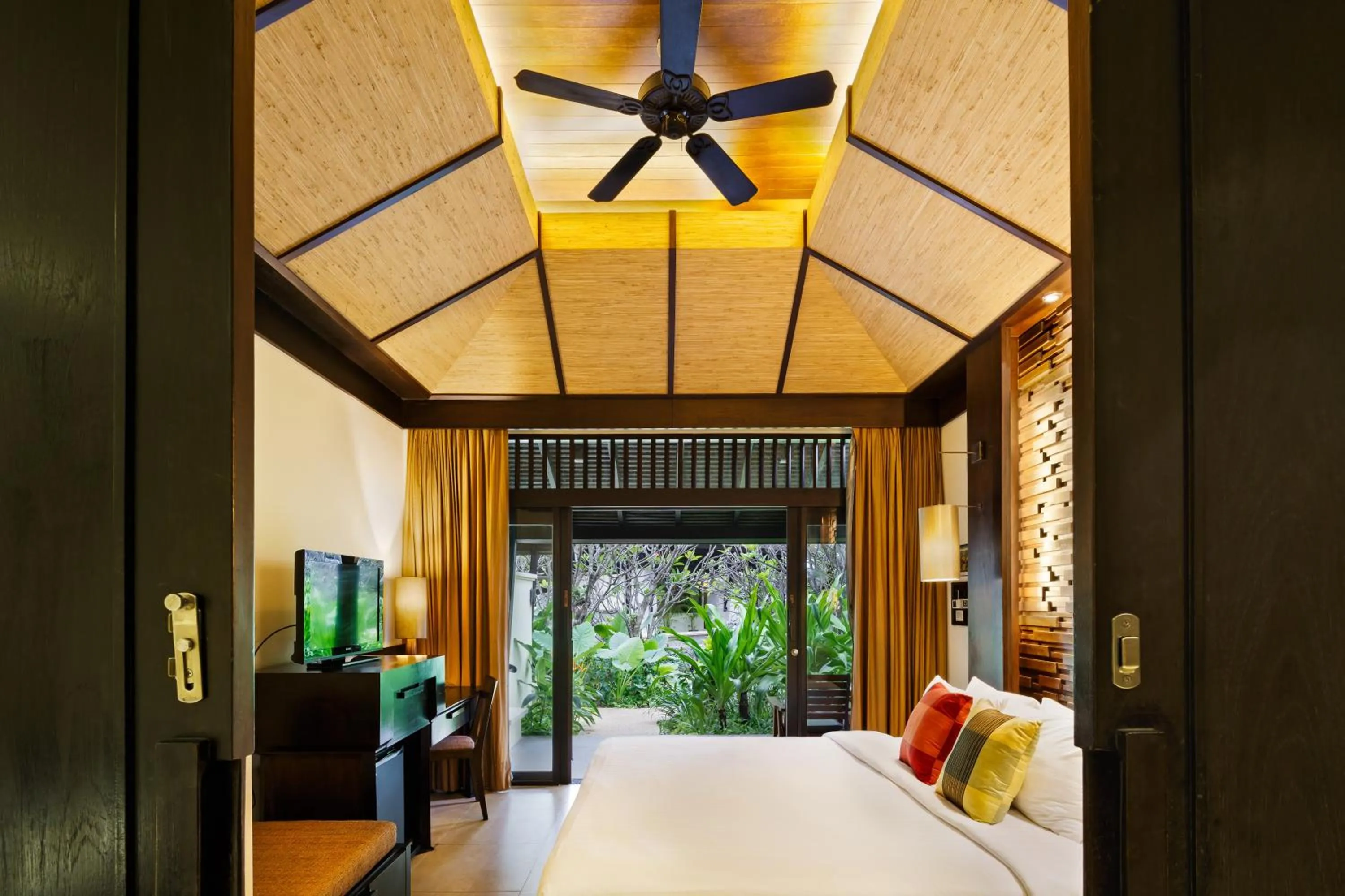 Bedroom, Bed in Impiana Beachfront Resort Patong, Phuket