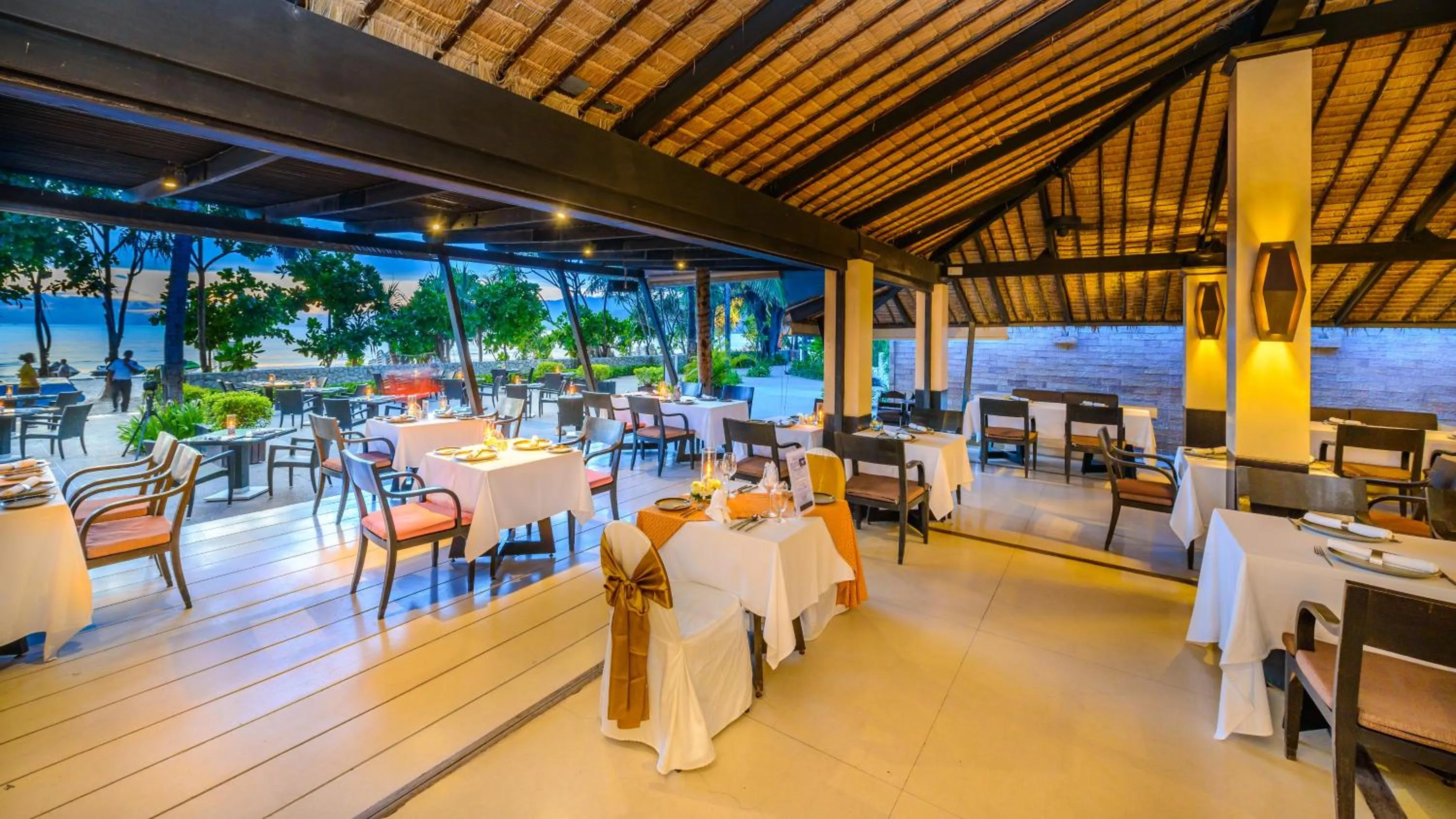 Restaurant/places to eat in Impiana Beachfront Resort Patong, Phuket