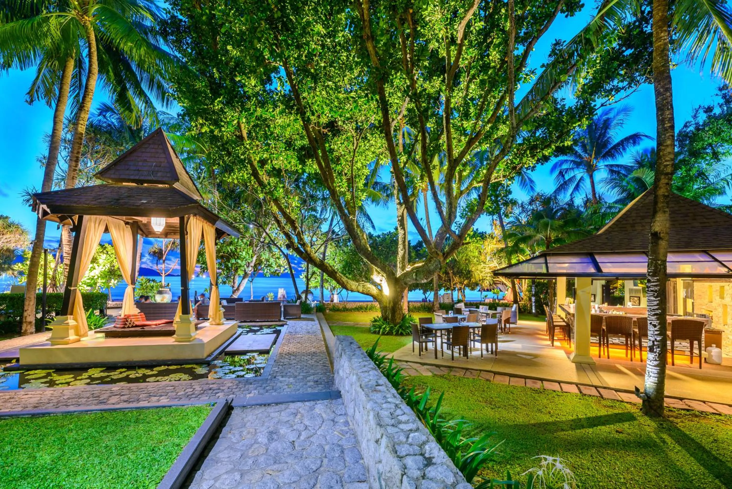 Lounge or bar in Impiana Beachfront Resort Patong, Phuket