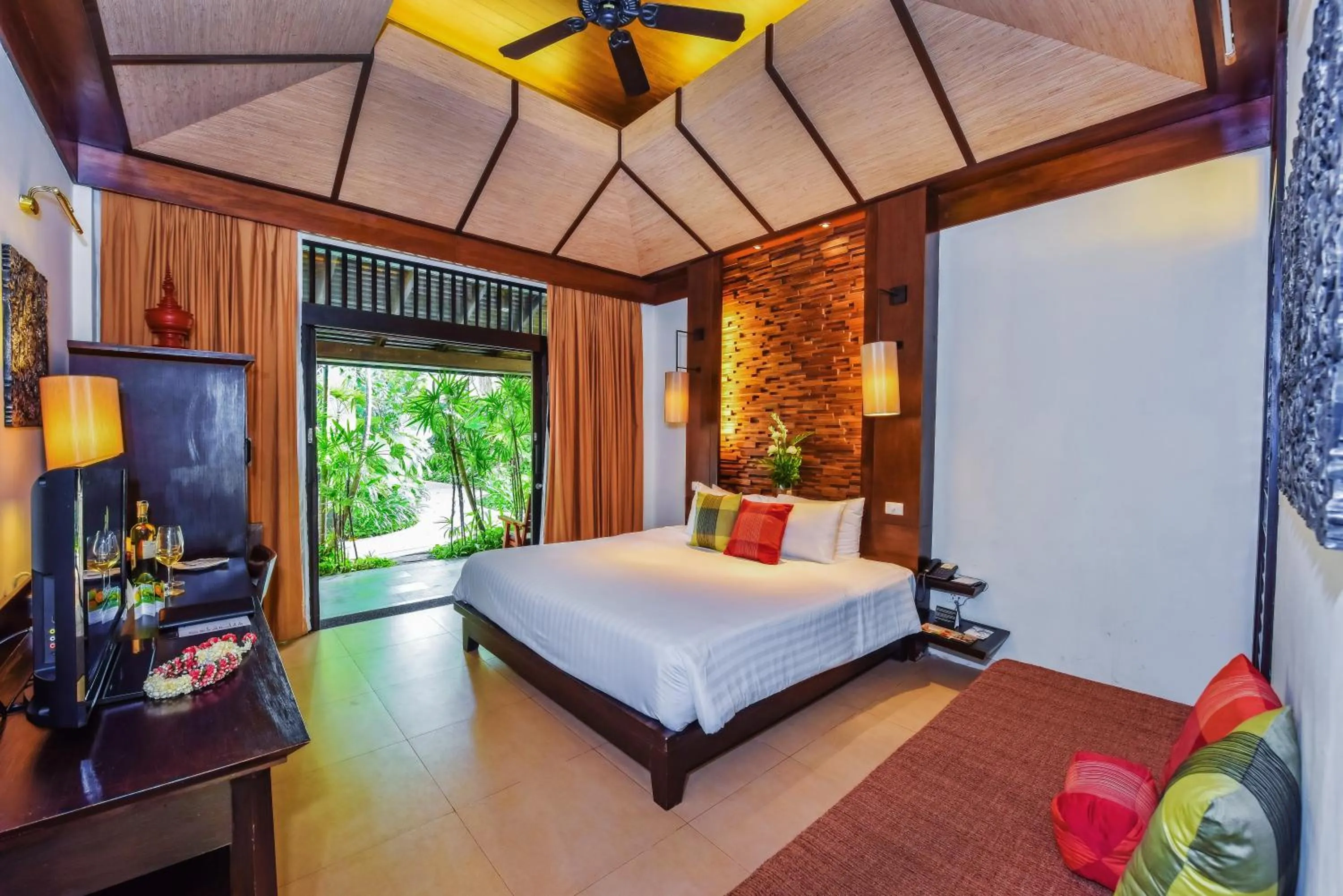 Bedroom, Bed in Impiana Beachfront Resort Patong, Phuket