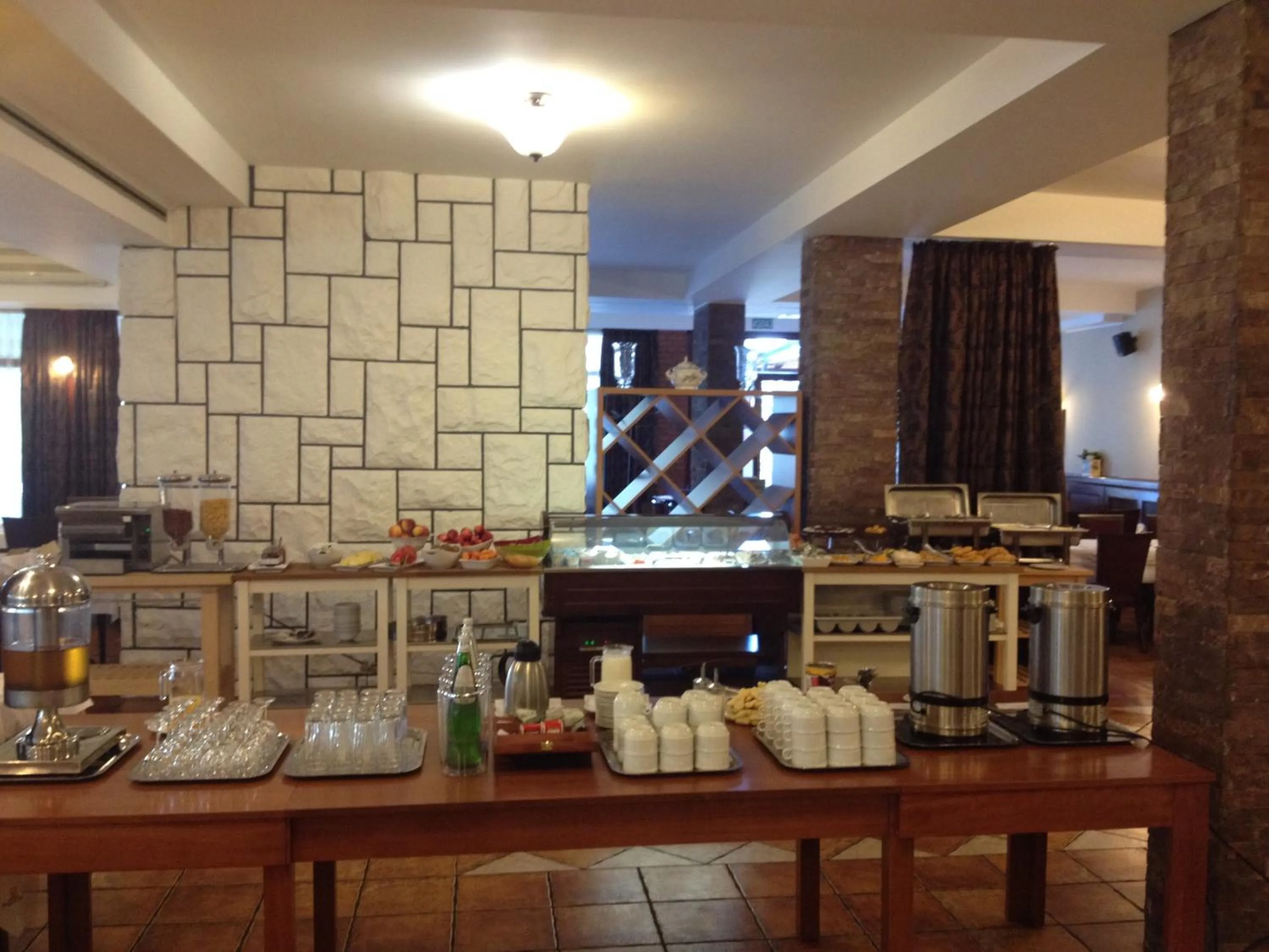 Restaurant/places to eat in Hotel 1000 Ruza