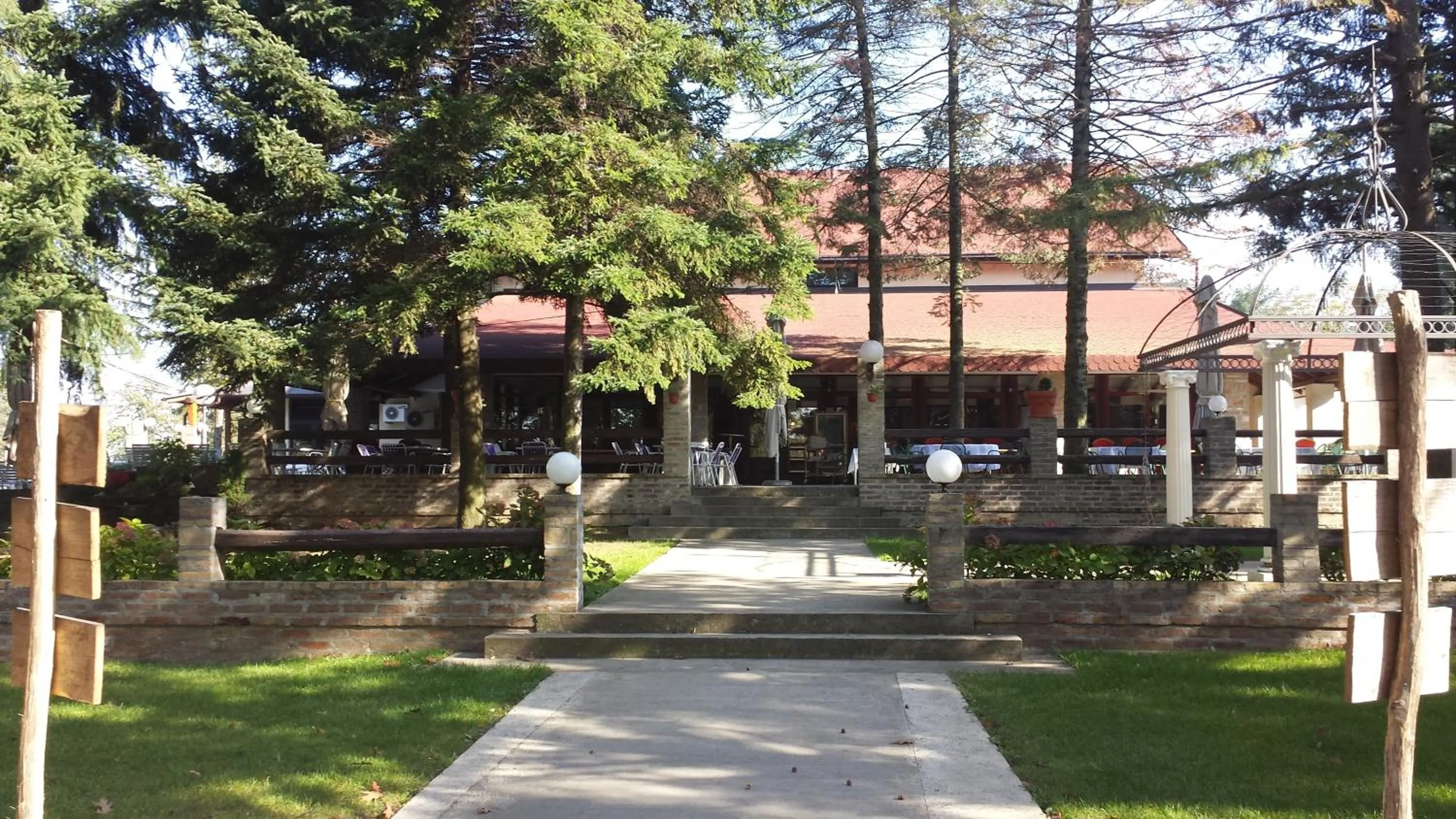 Restaurant/places to eat in Hotel 1000 Ruza