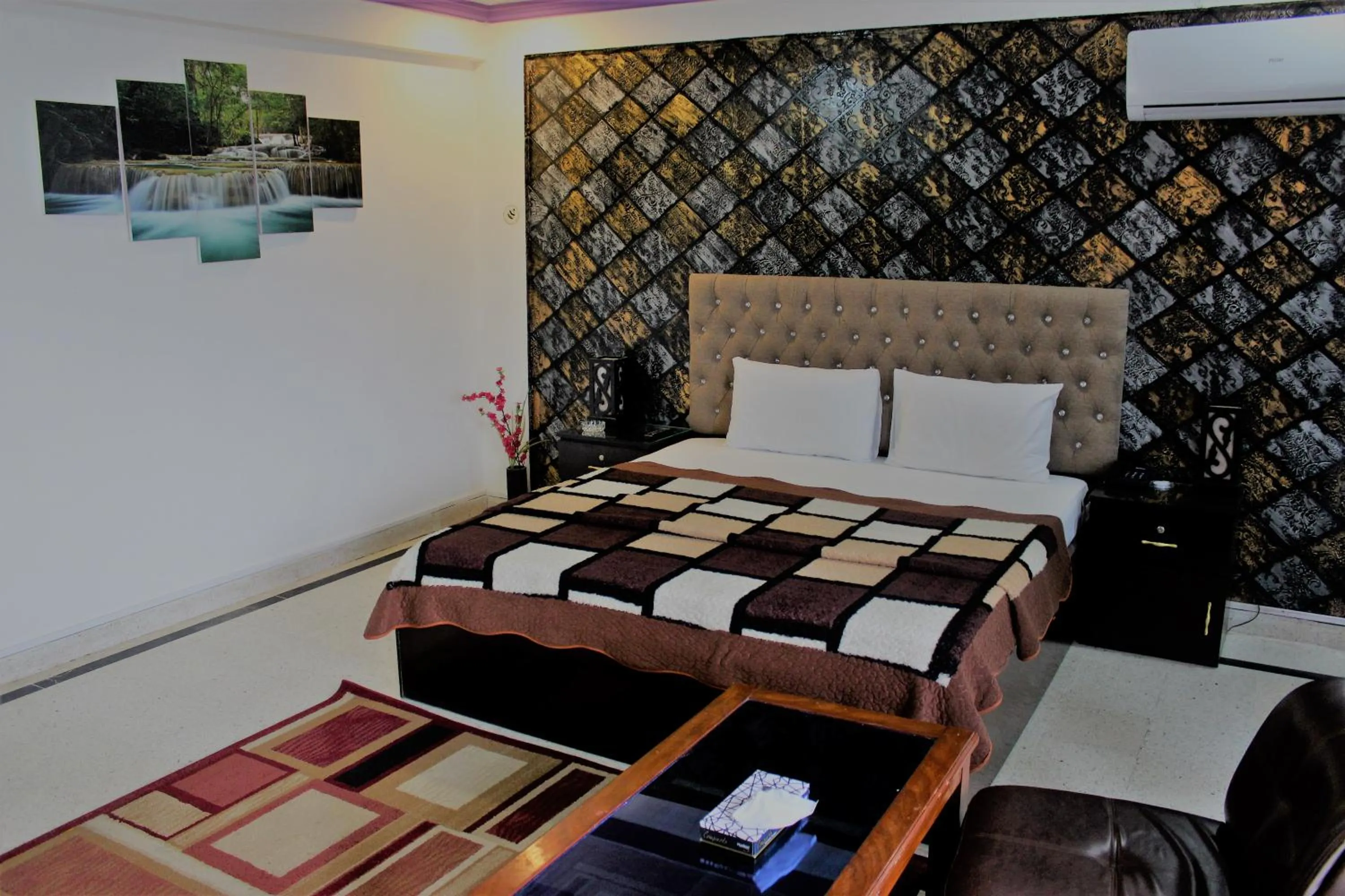 Bed in Muzaffarabad View Motel