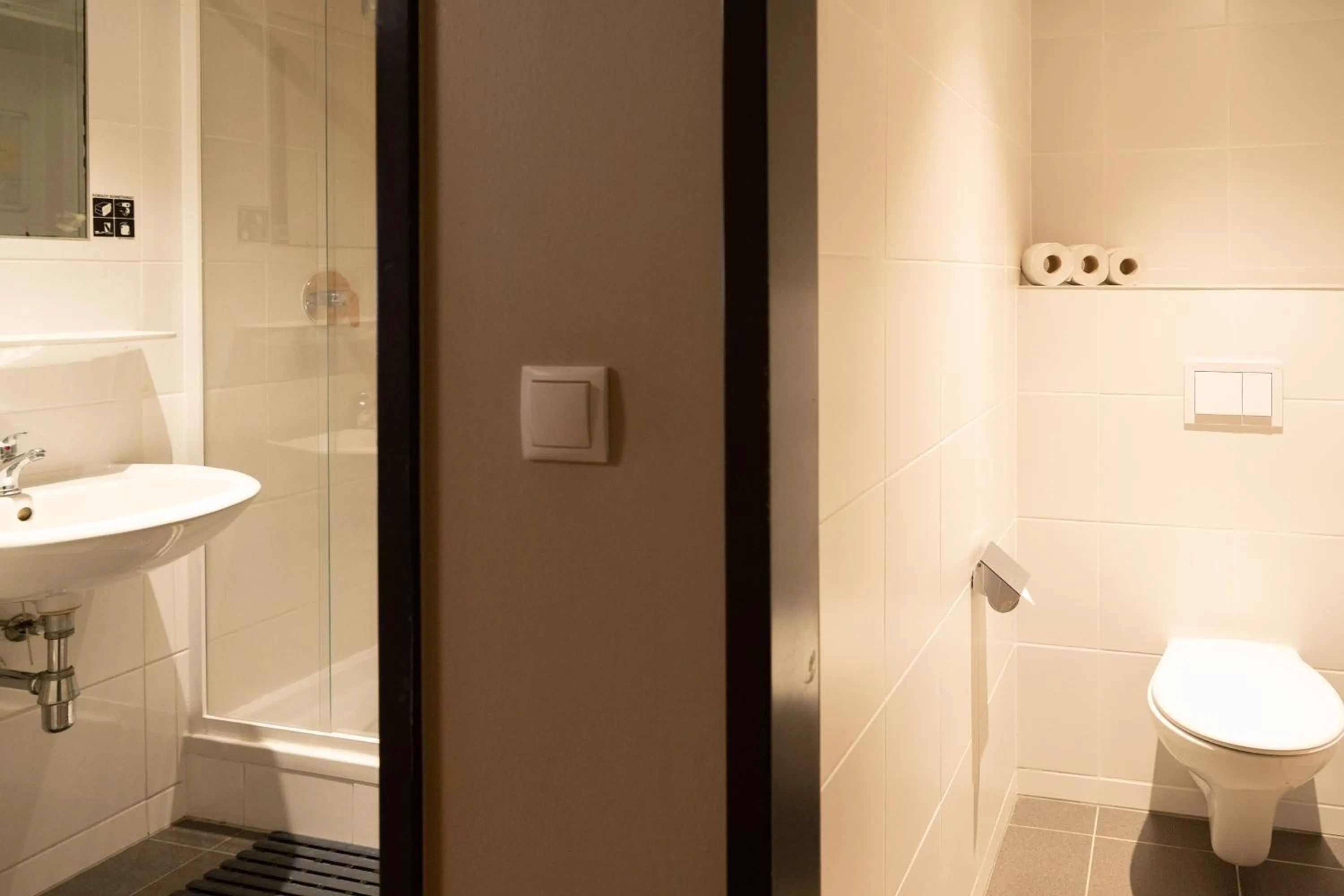 Bathroom in Wombat's City Hostel Vienna Naschmarkt