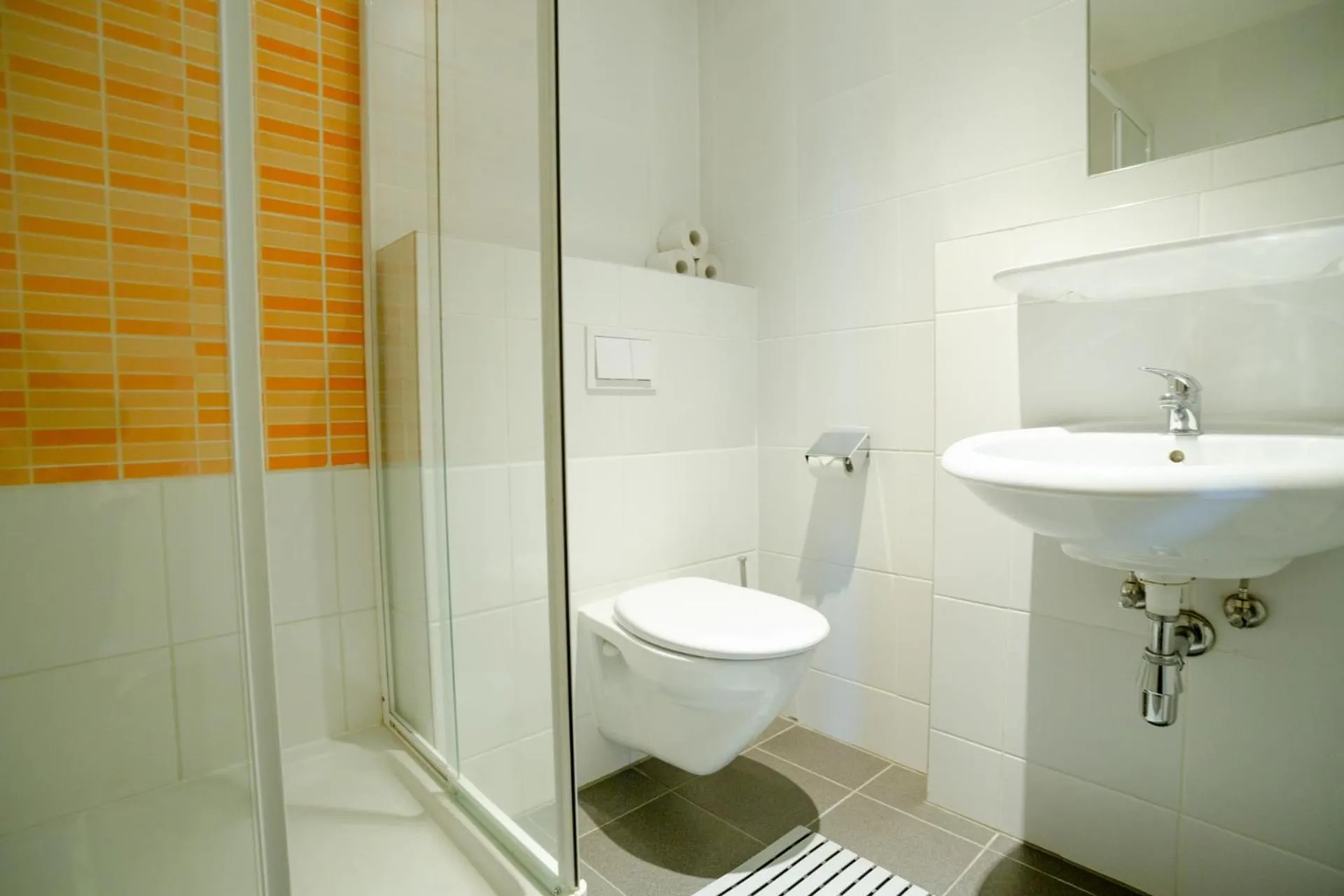 Bathroom in Wombat's City Hostel Vienna Naschmarkt