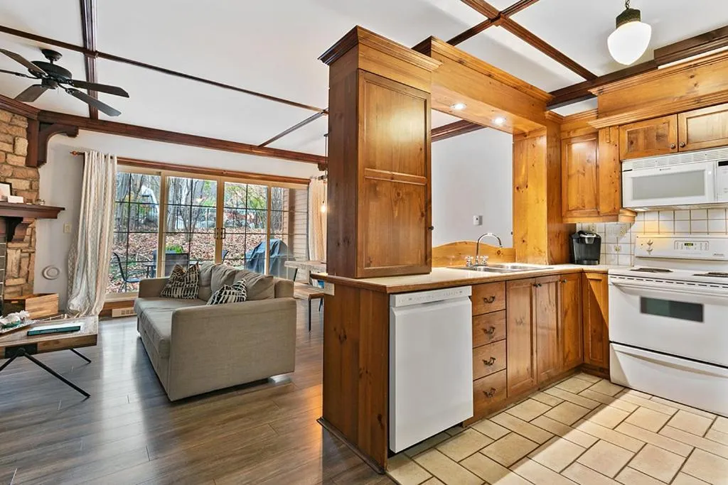 Kitchen or kitchenette in Le Manoir 106-7 by Escapades Tremblant