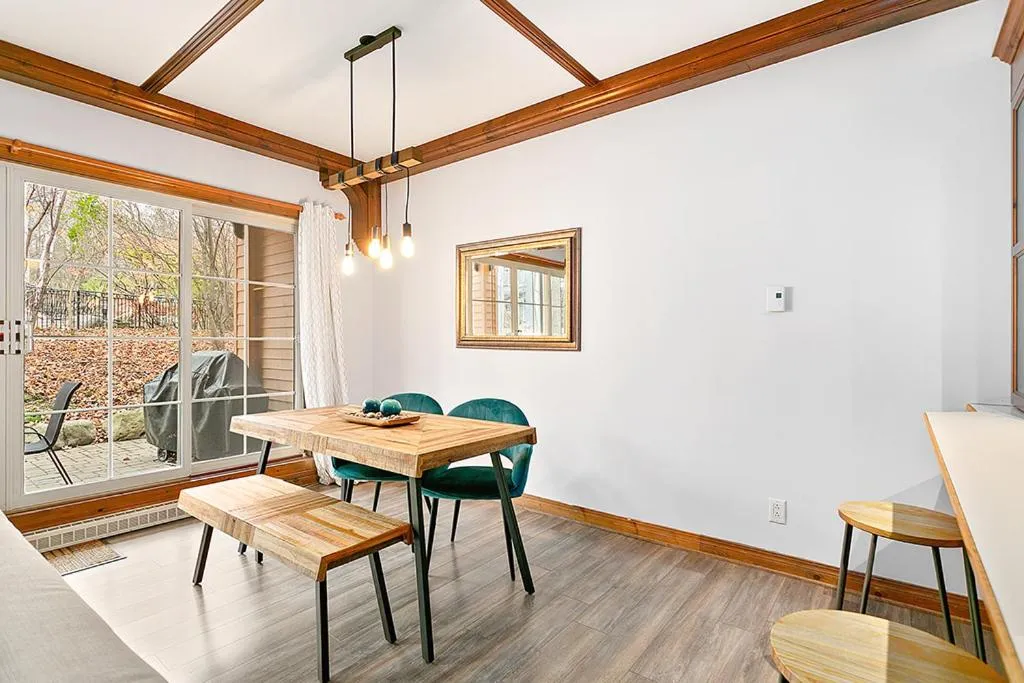 Dining area in Le Manoir 106-7 by Escapades Tremblant