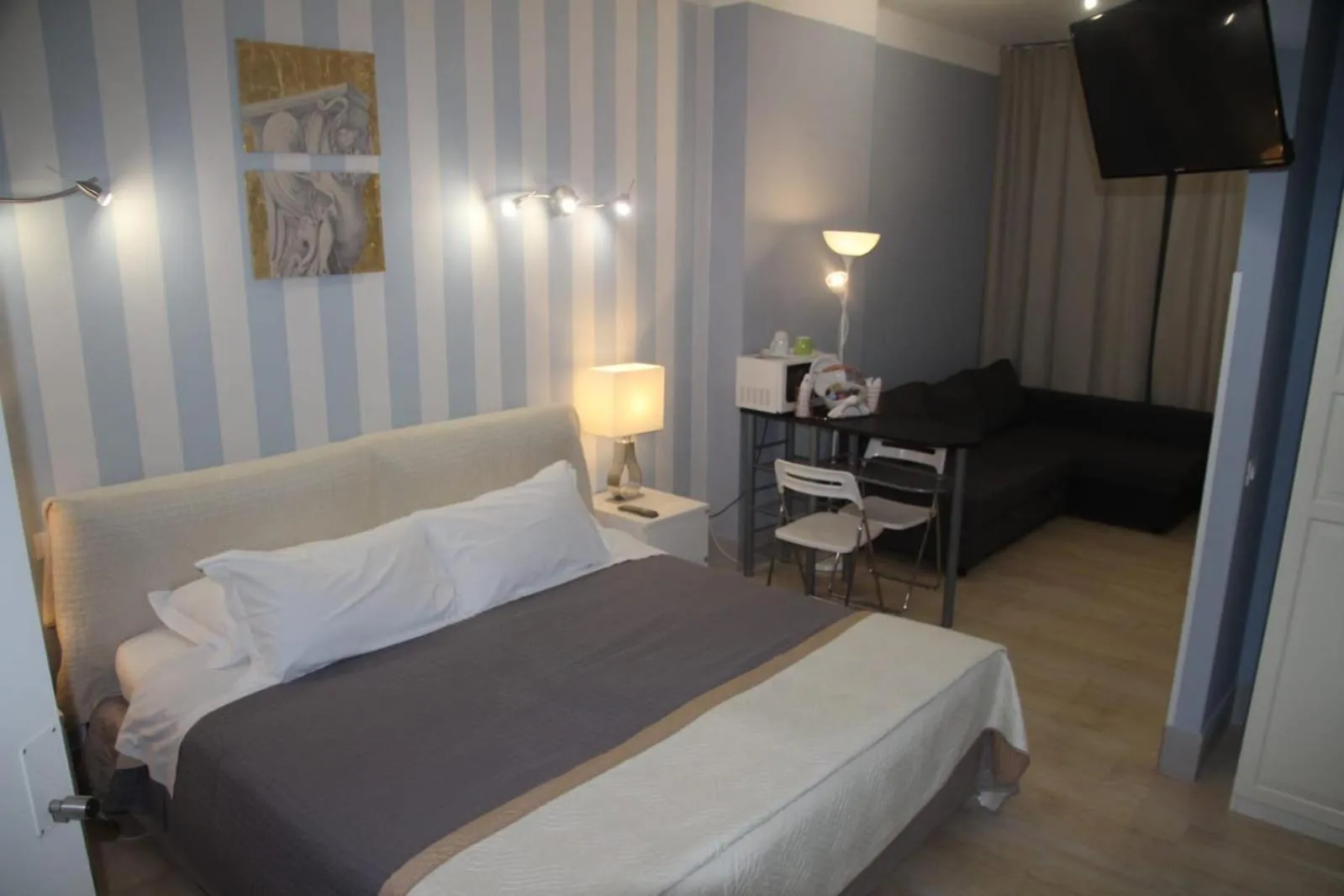 Photo of the whole room, Bed in B&B Pescara Centro Luxury Suite