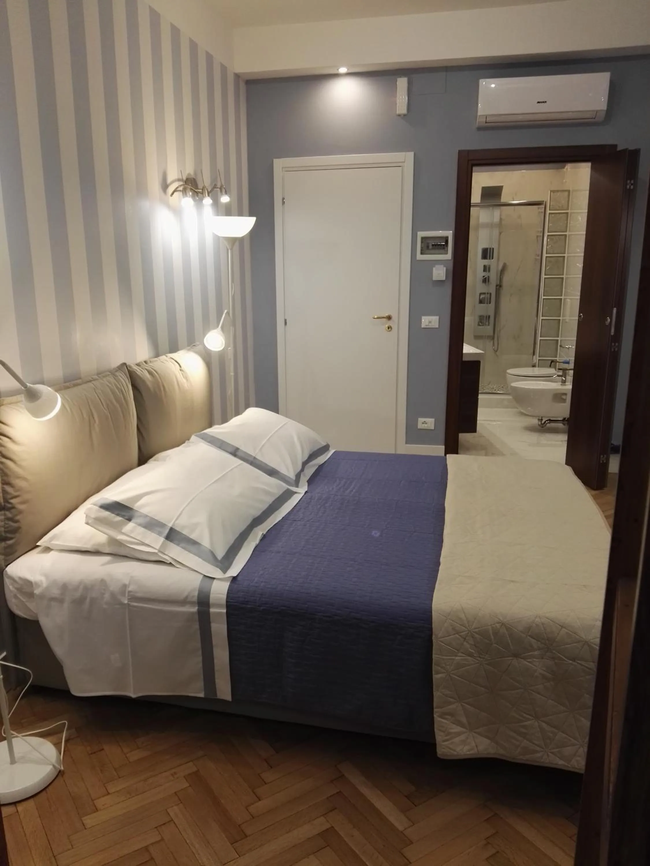 Photo of the whole room, Bed in B&B Pescara Centro Luxury Suite