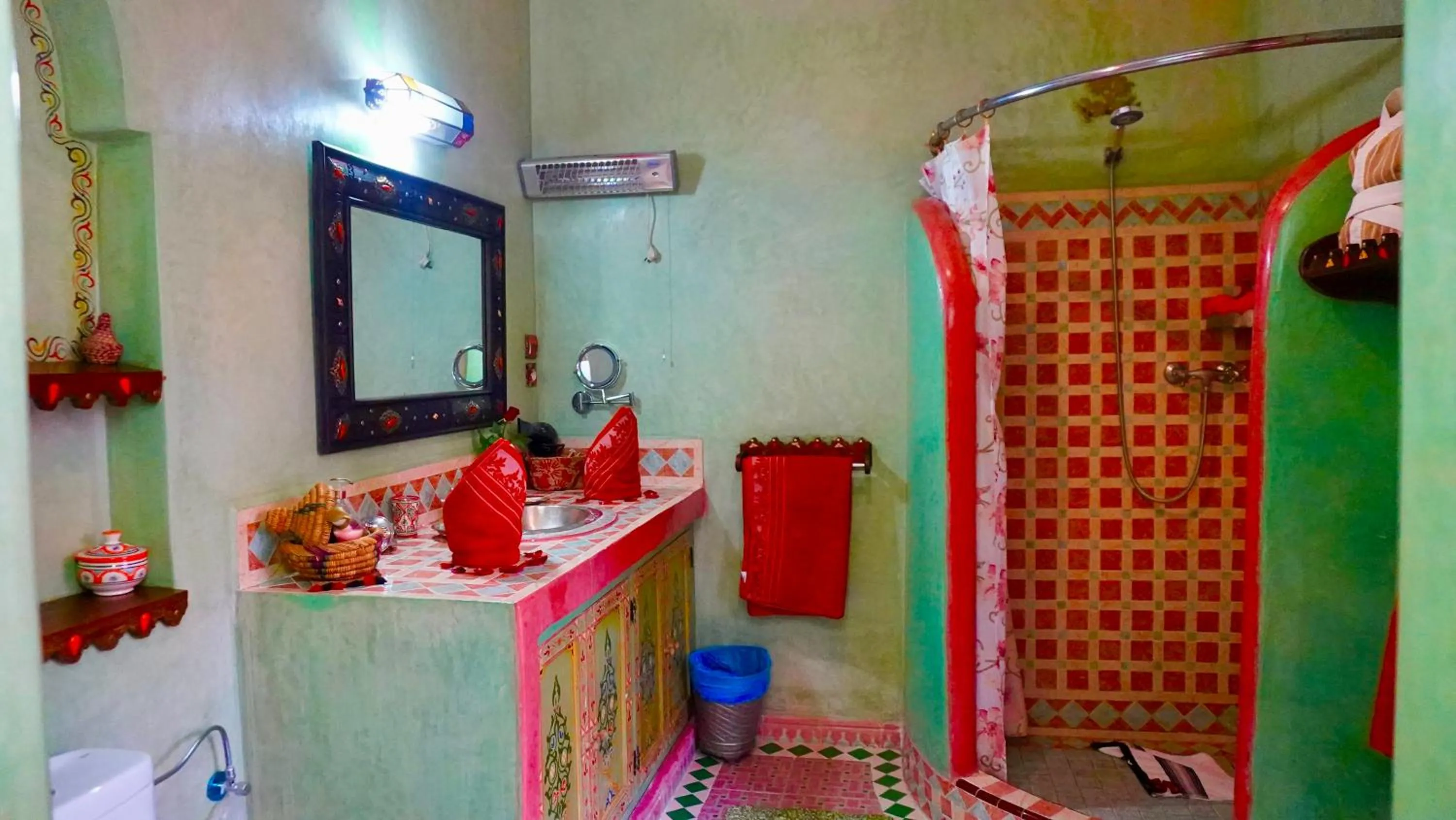 Shower in Riad bleu du Sud
