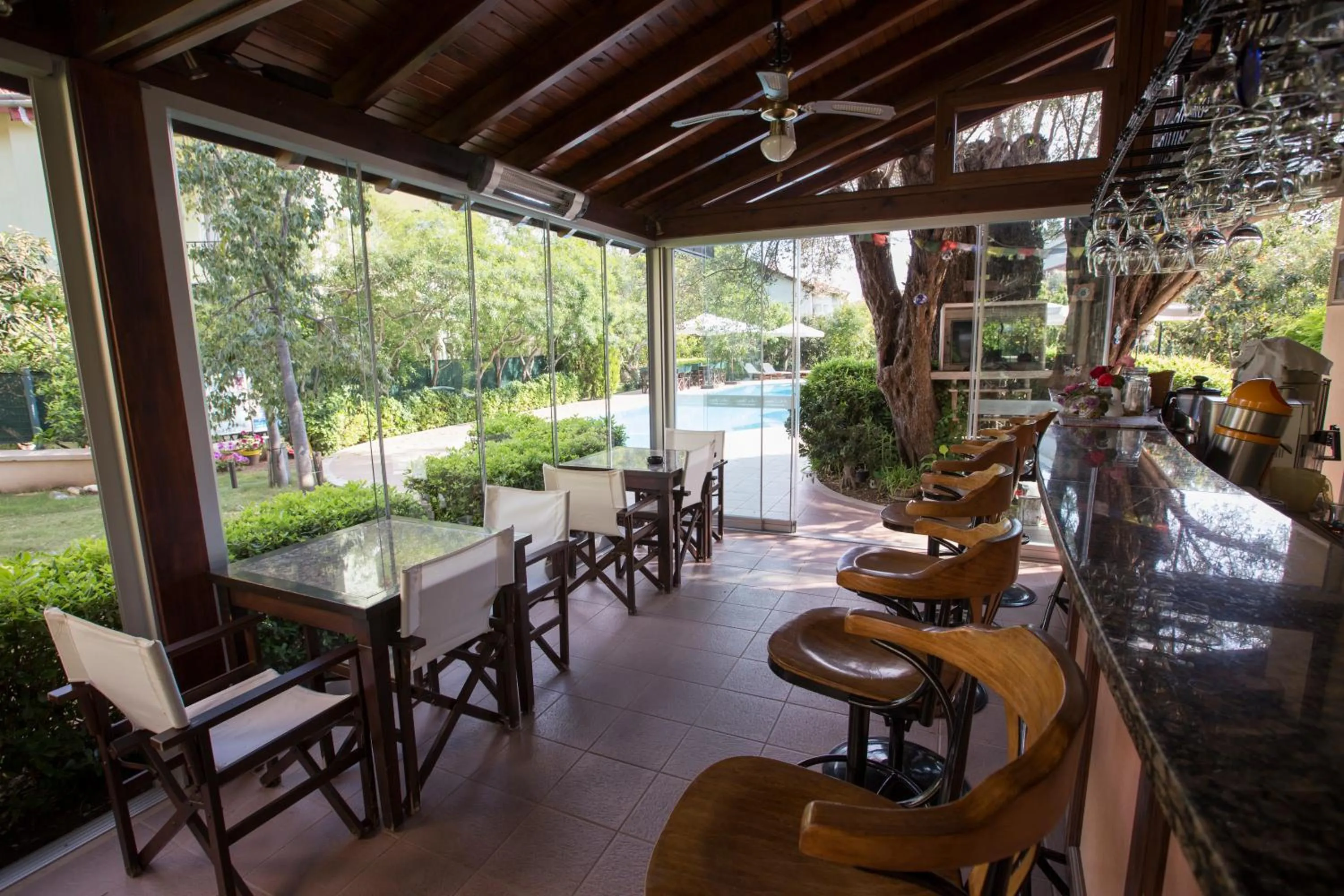 Restaurant/places to eat in Mr. Dim Exclusive Apart Hotel