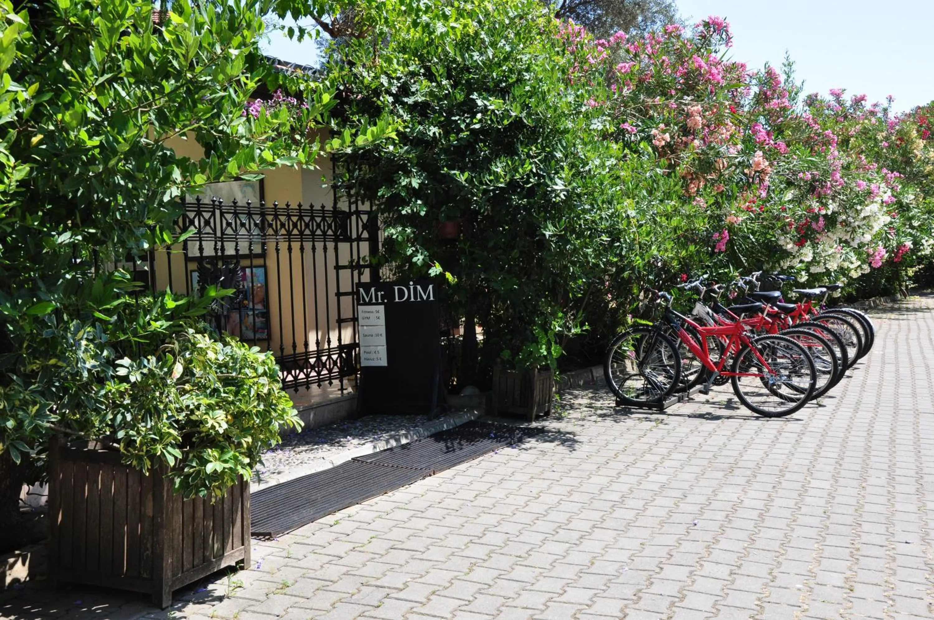 Facade/entrance in Mr. Dim Exclusive Apart Hotel