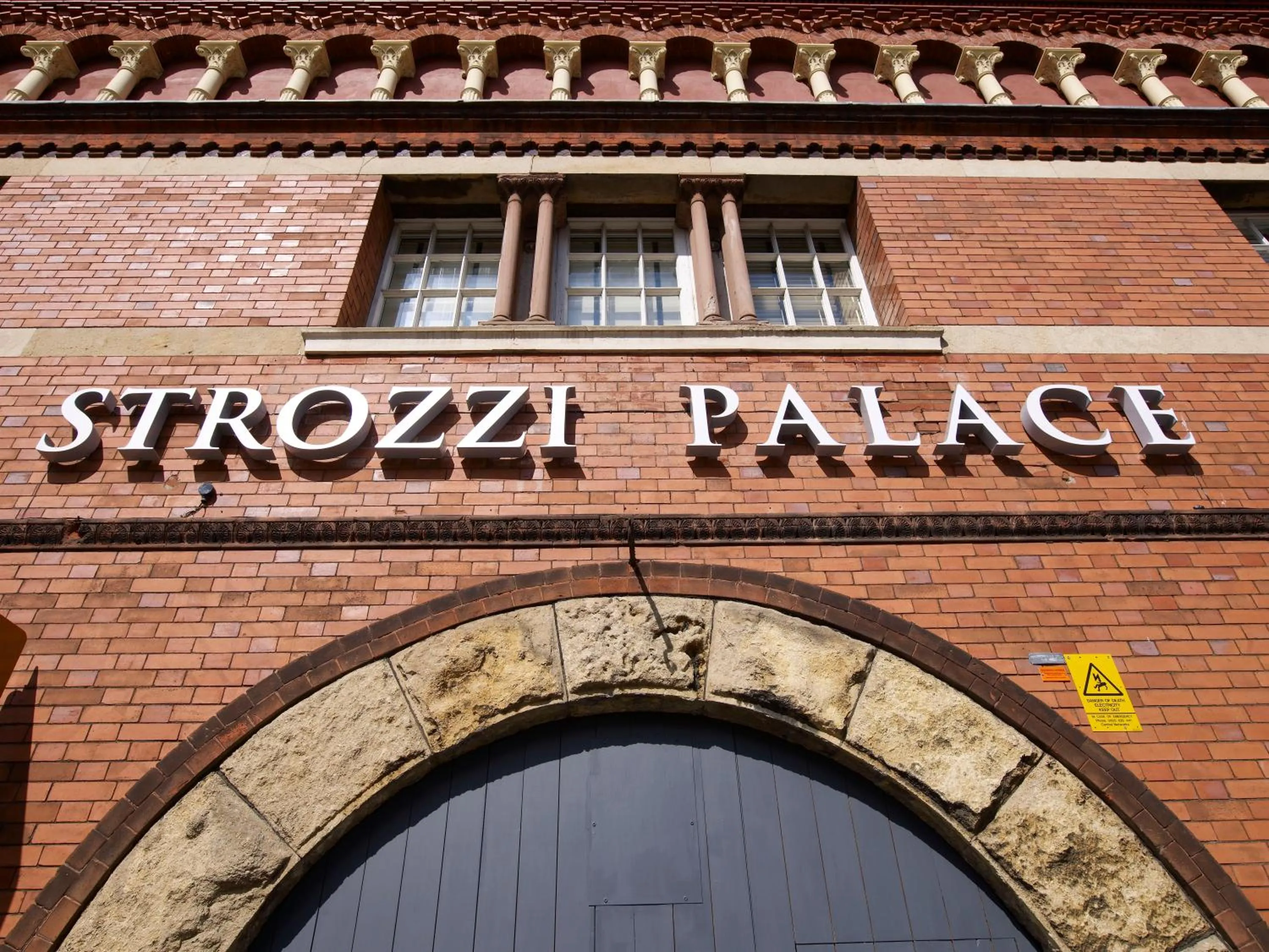 Facade/entrance in Strozzi Palace Suites by Mansley