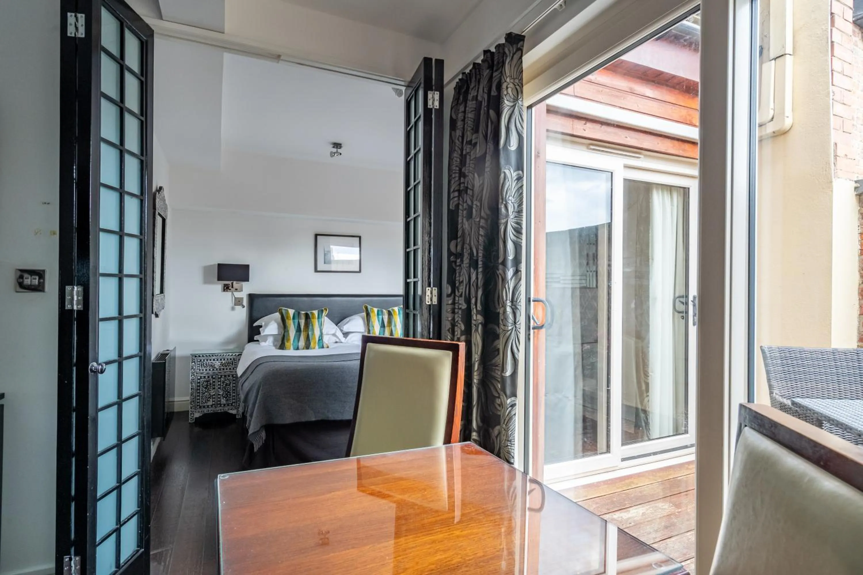 Photo of the whole room in Strozzi Palace Suites by Mansley