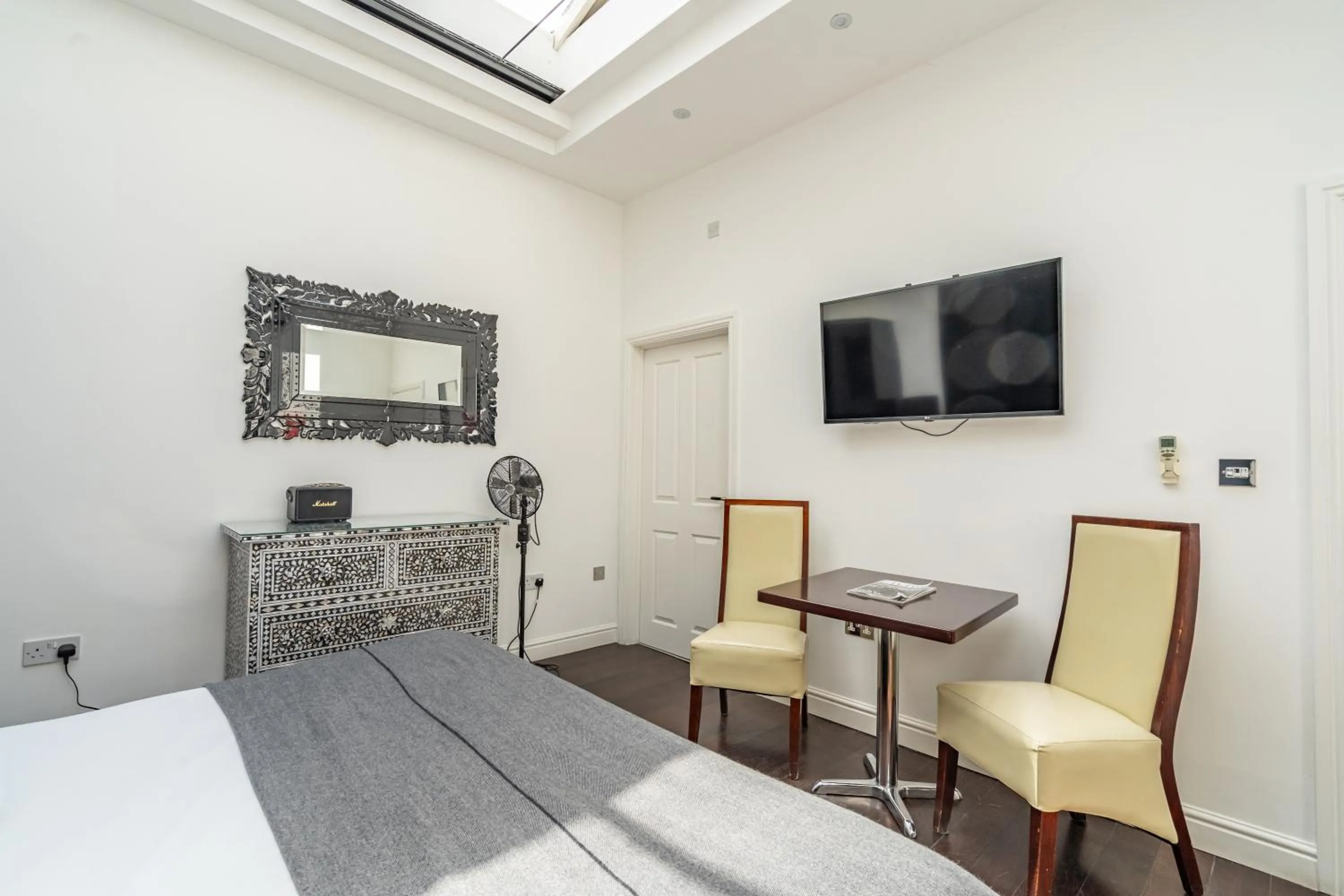 Seating area in Strozzi Palace Suites by Mansley