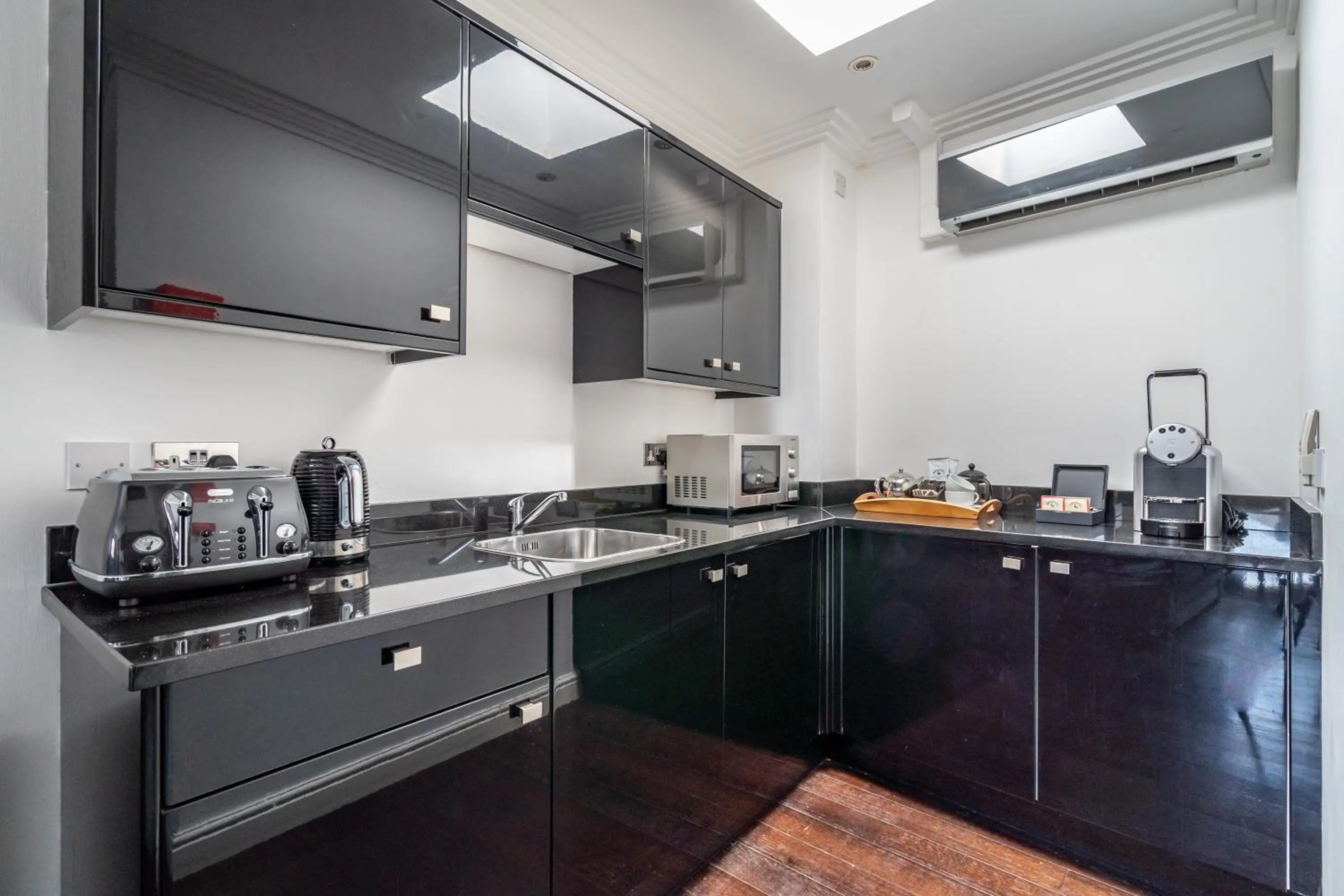 Coffee/tea facilities in Strozzi Palace Suites by Mansley