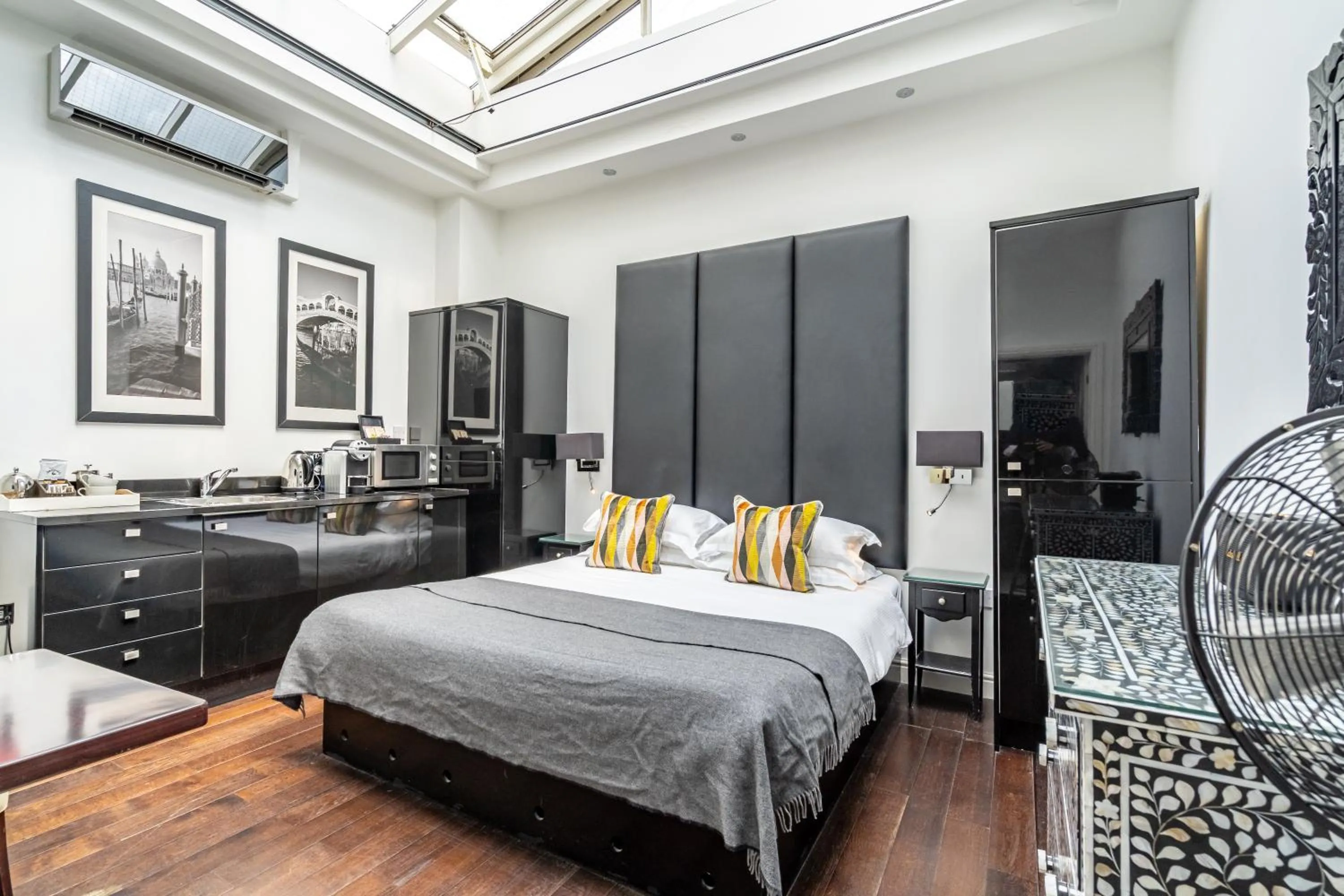 Photo of the whole room, Bed in Strozzi Palace Suites by Mansley