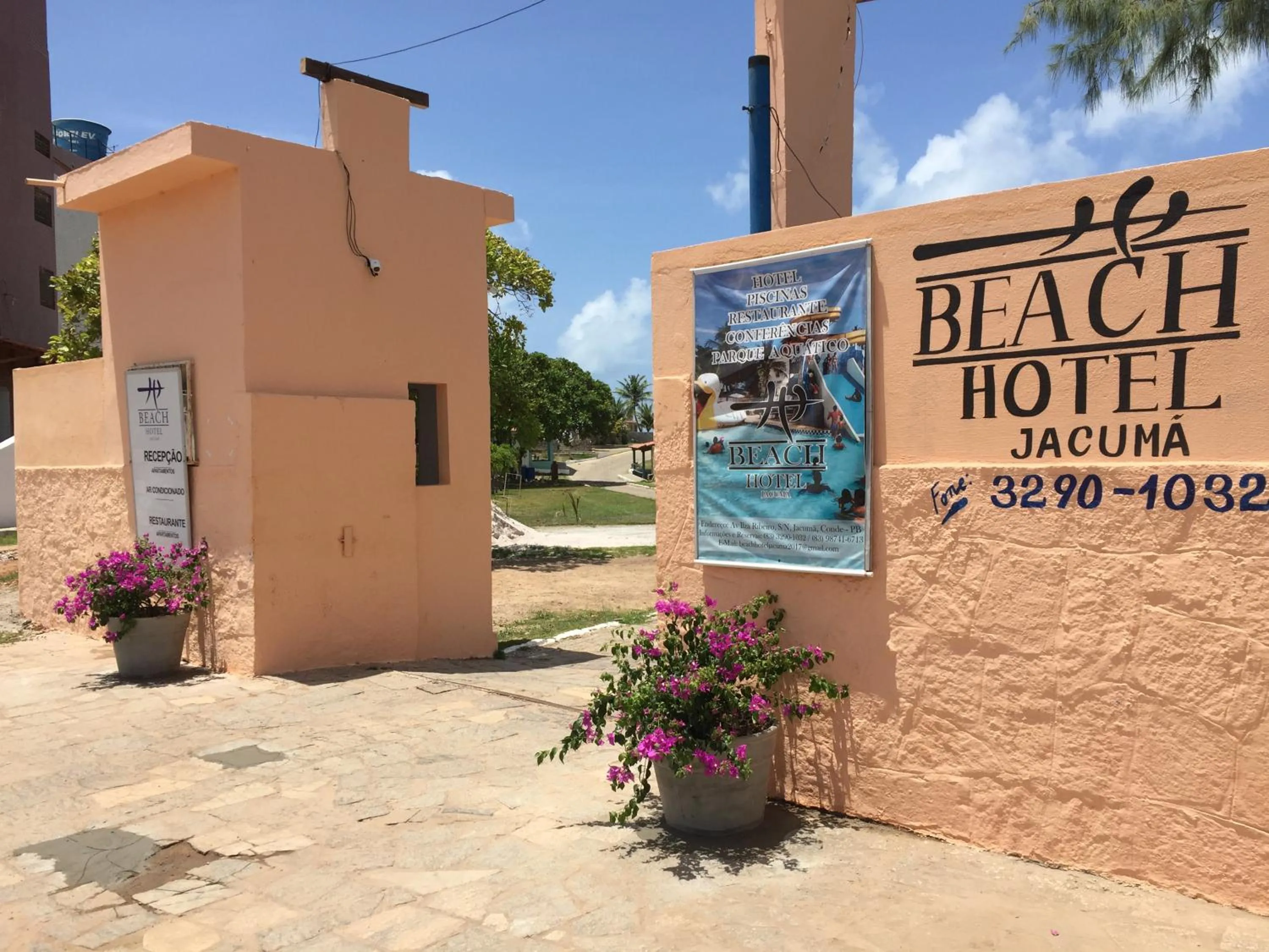 Facade/entrance in Beach Hotel Jacuma