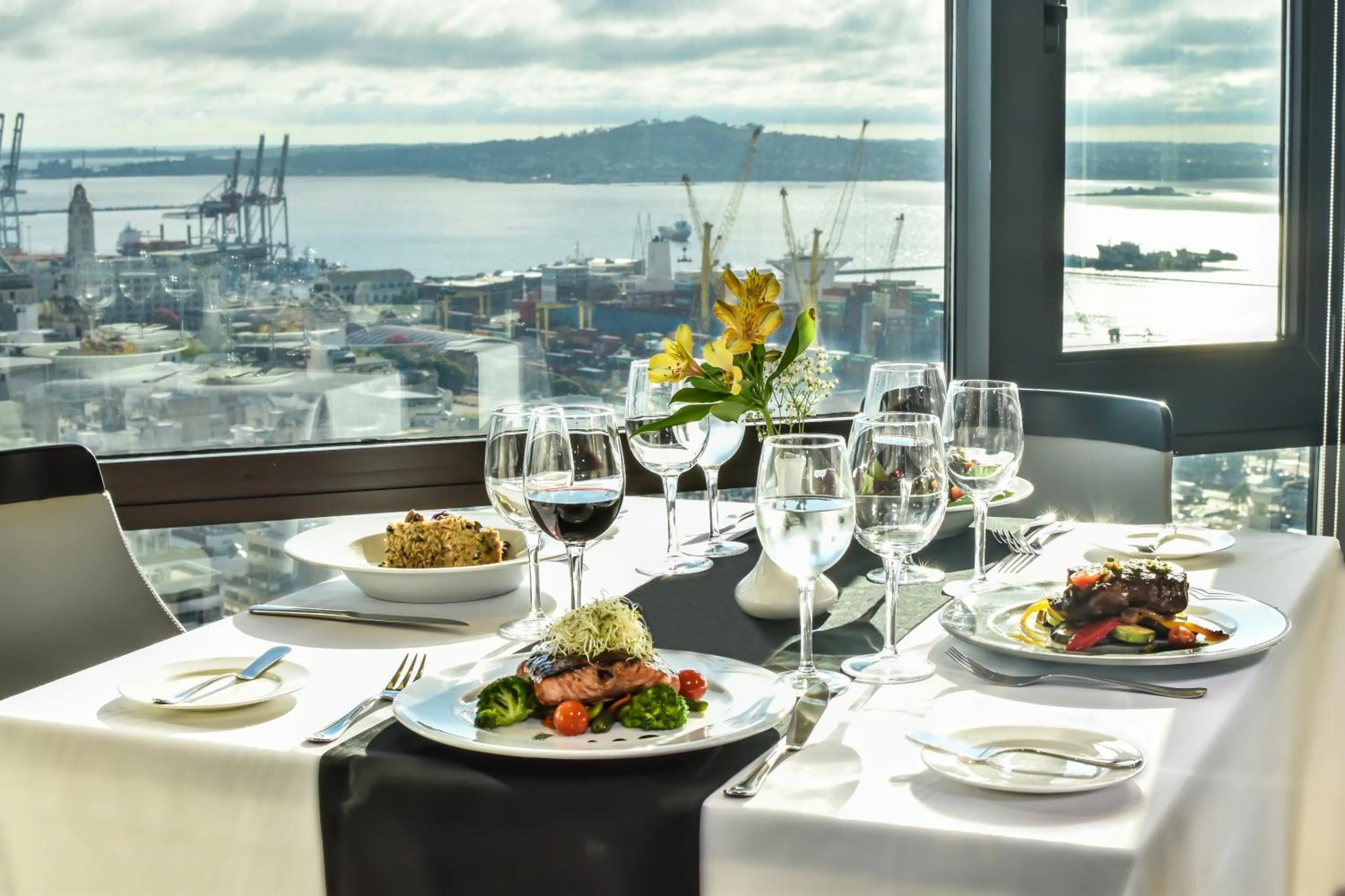 Restaurant/places to eat in Radisson Montevideo Victoria Plaza Hotel