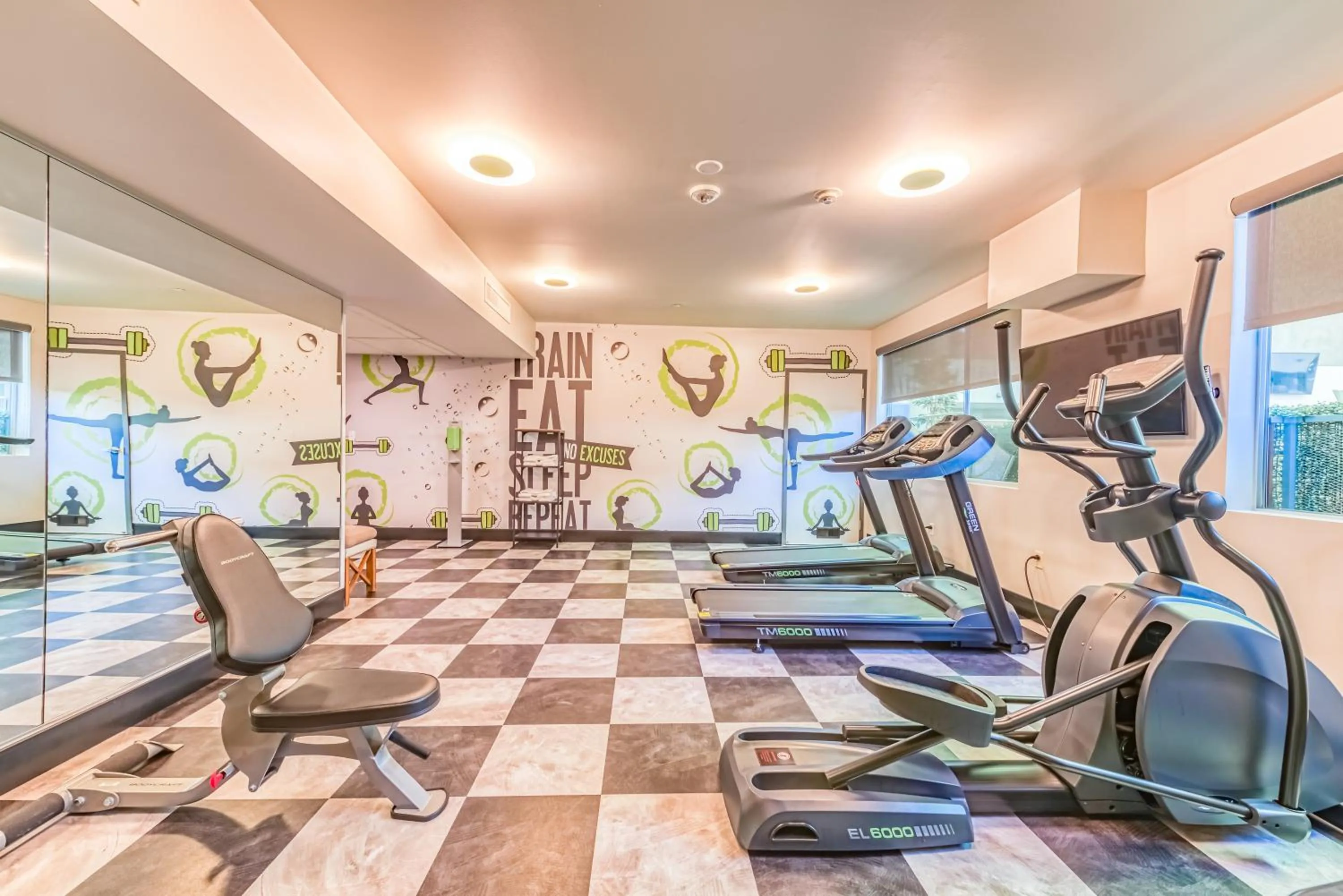 Fitness centre/facilities in Lexen Hotel - North Hollywood Near Universal Studios