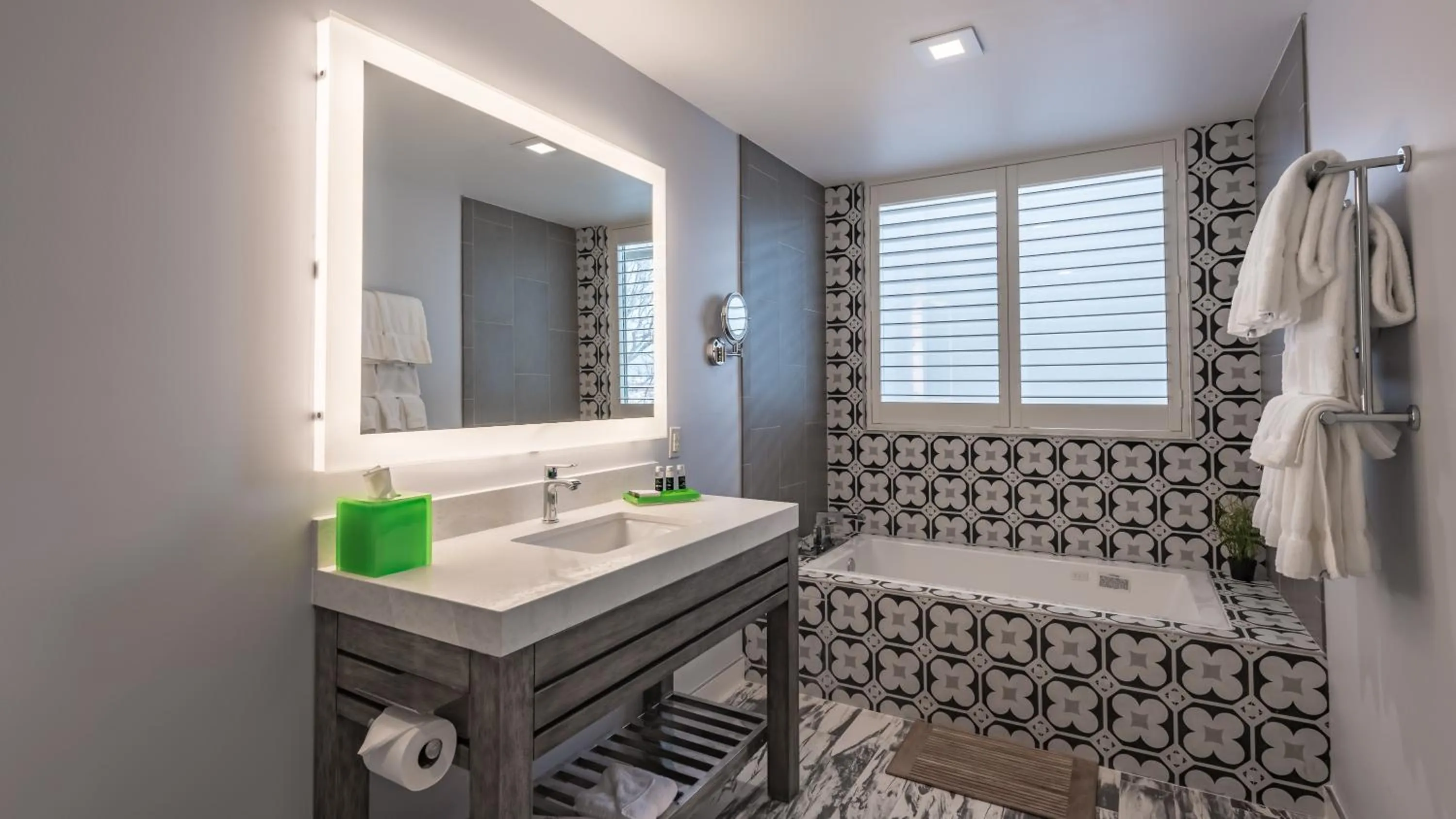 Bathroom in Lexen Hotel - North Hollywood Near Universal Studios