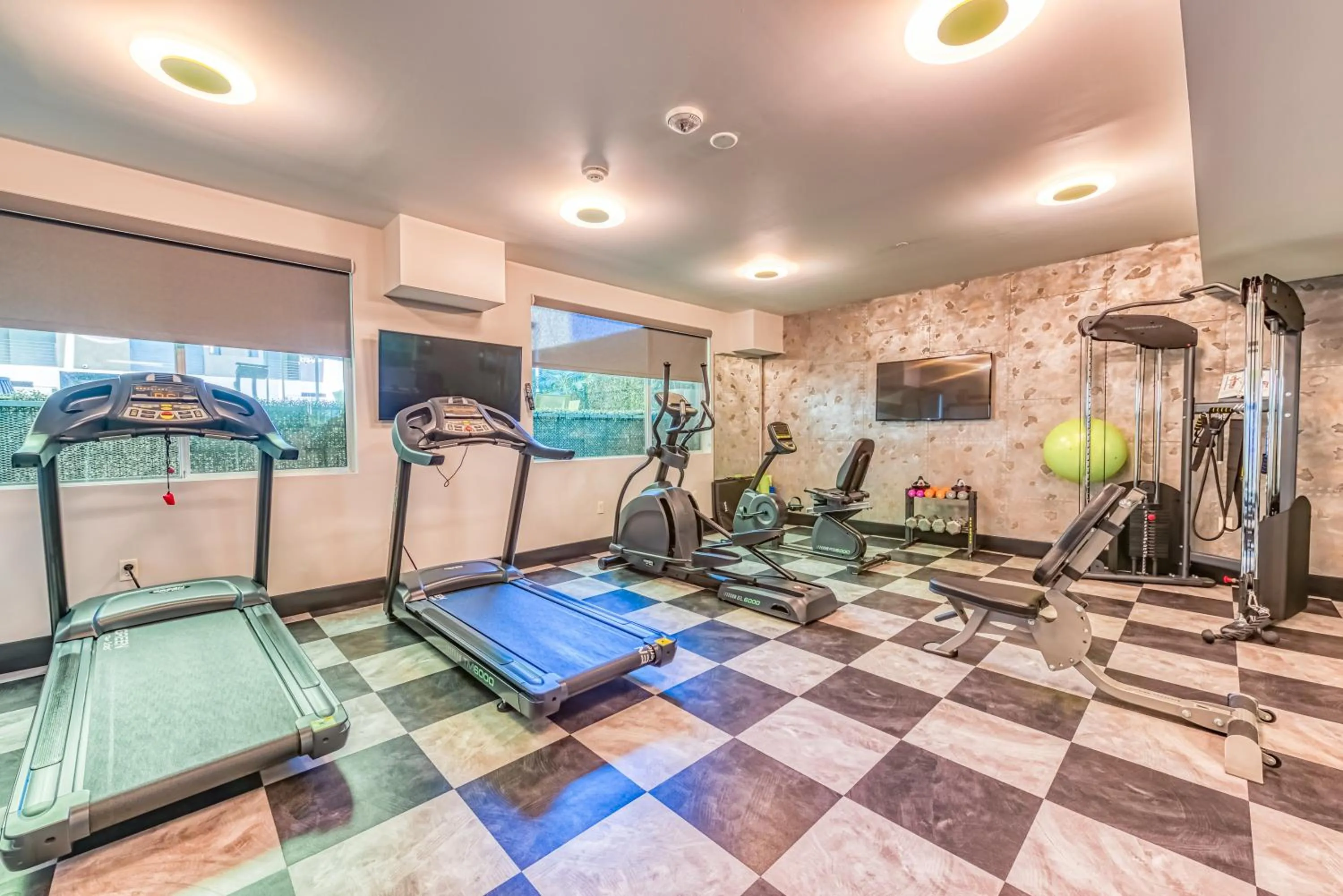 Fitness centre/facilities in Lexen Hotel - North Hollywood Near Universal Studios