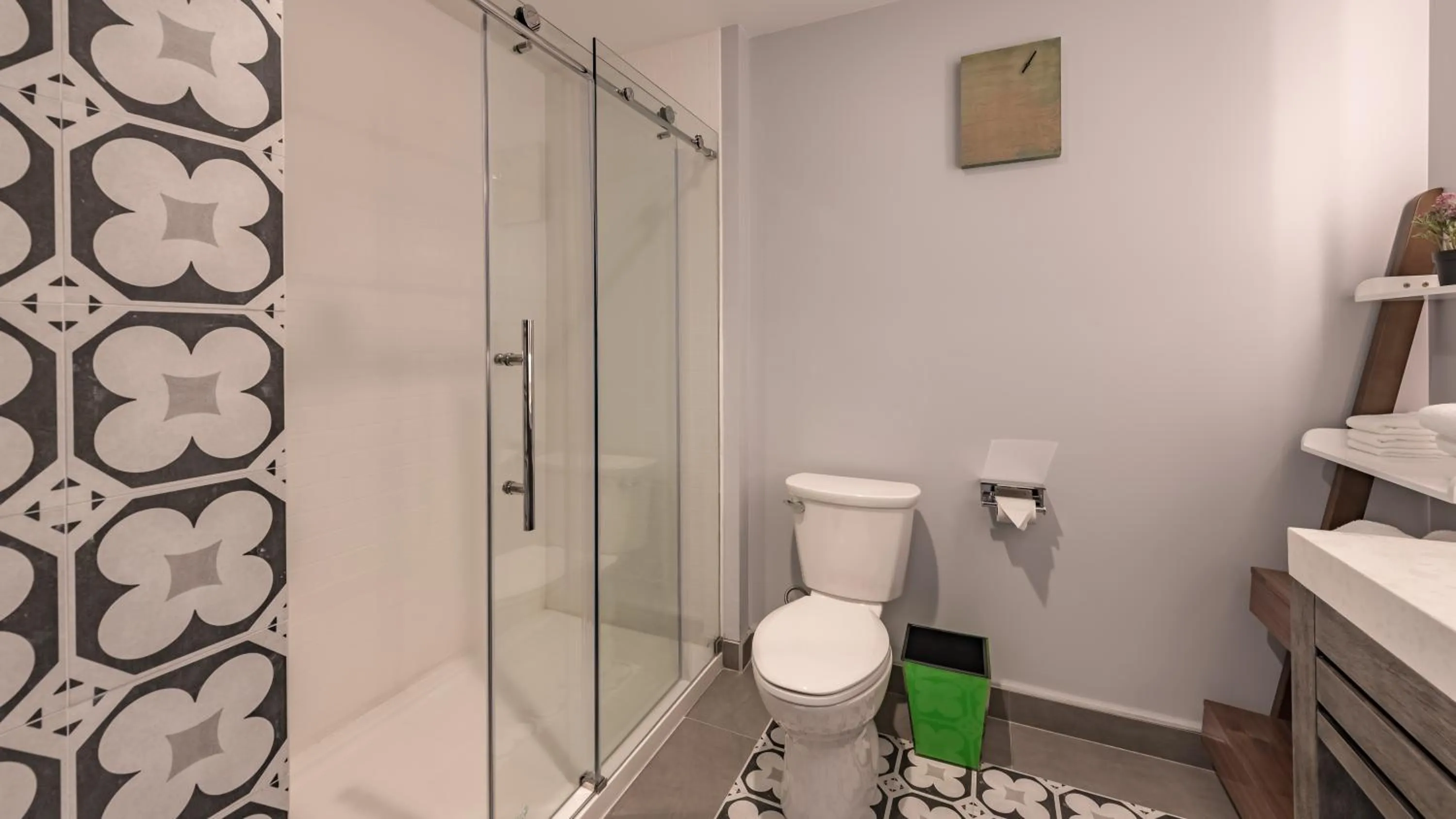 Bathroom in Lexen Hotel - North Hollywood Near Universal Studios