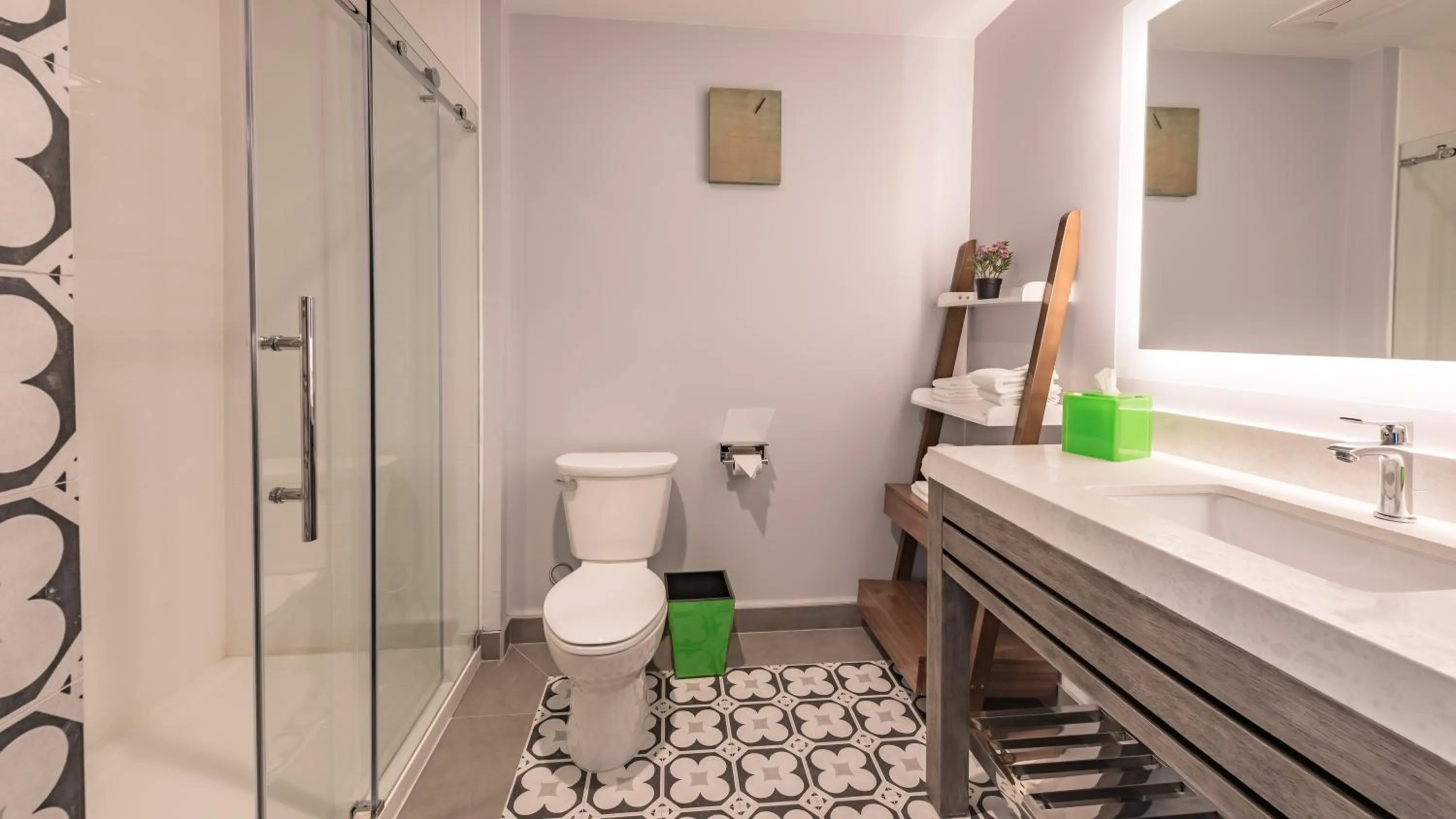 Bathroom in Lexen Hotel - North Hollywood Near Universal Studios