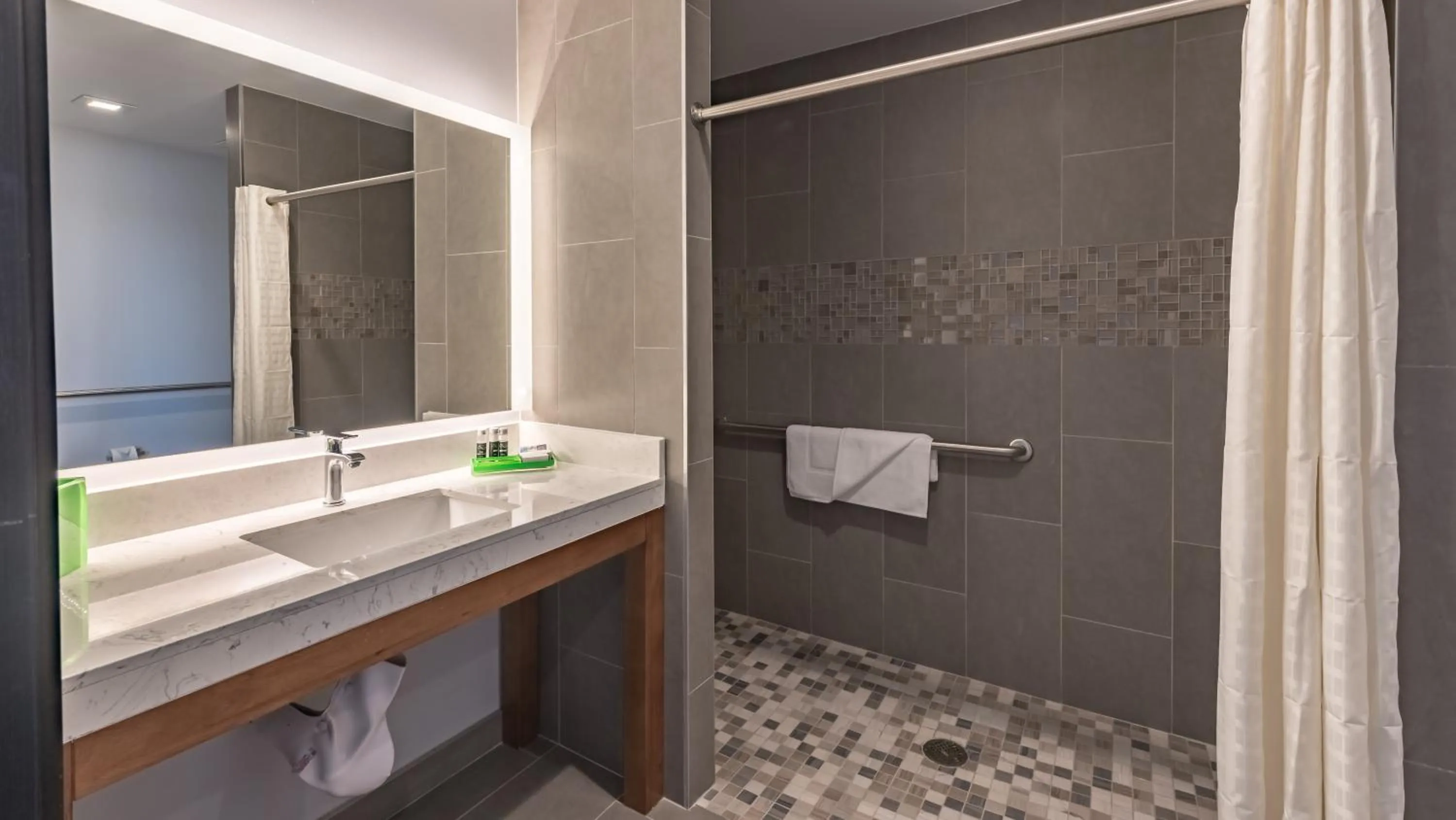 Bathroom in Lexen Hotel - North Hollywood Near Universal Studios